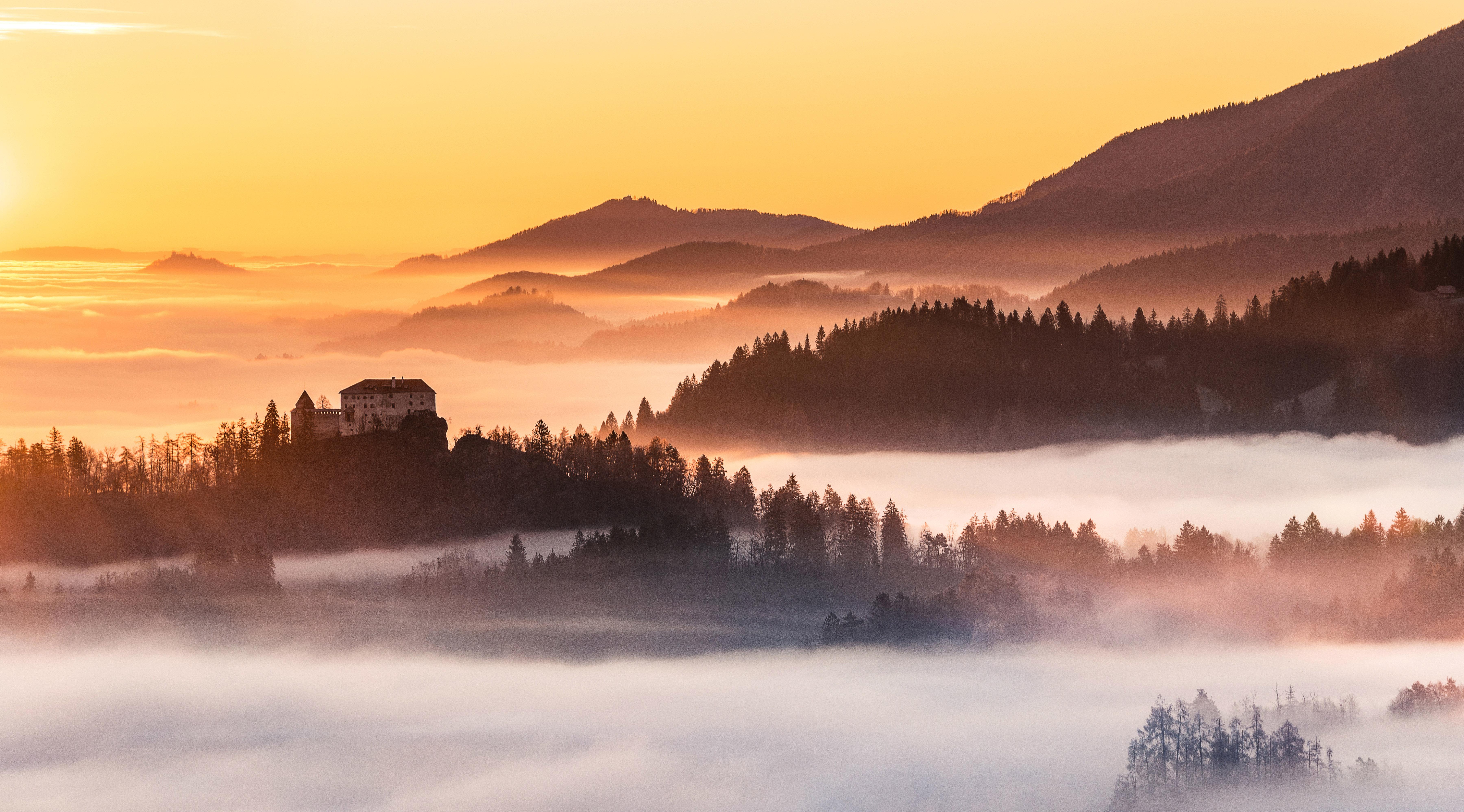 7200x3995 Foggy sunrise over Bled