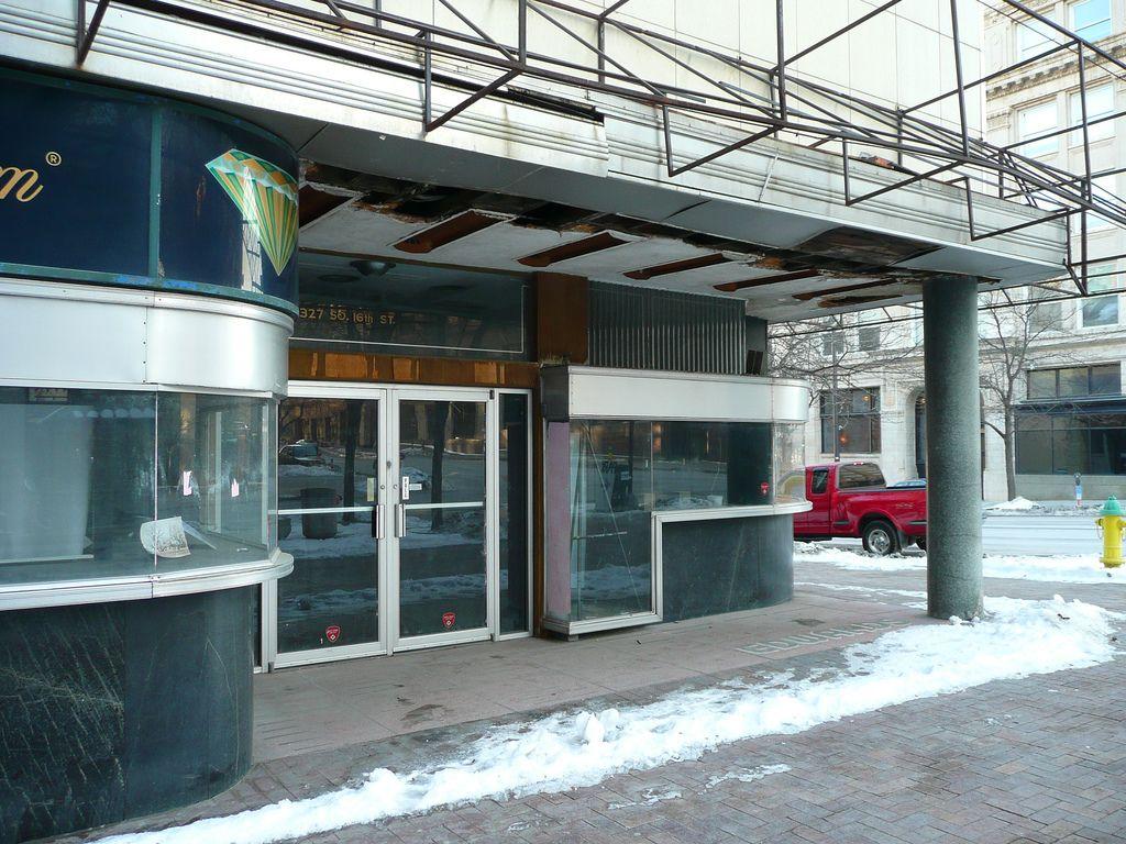 1024x768 Omaha, NE Edwards Jewelry Store storefront. It looks like L