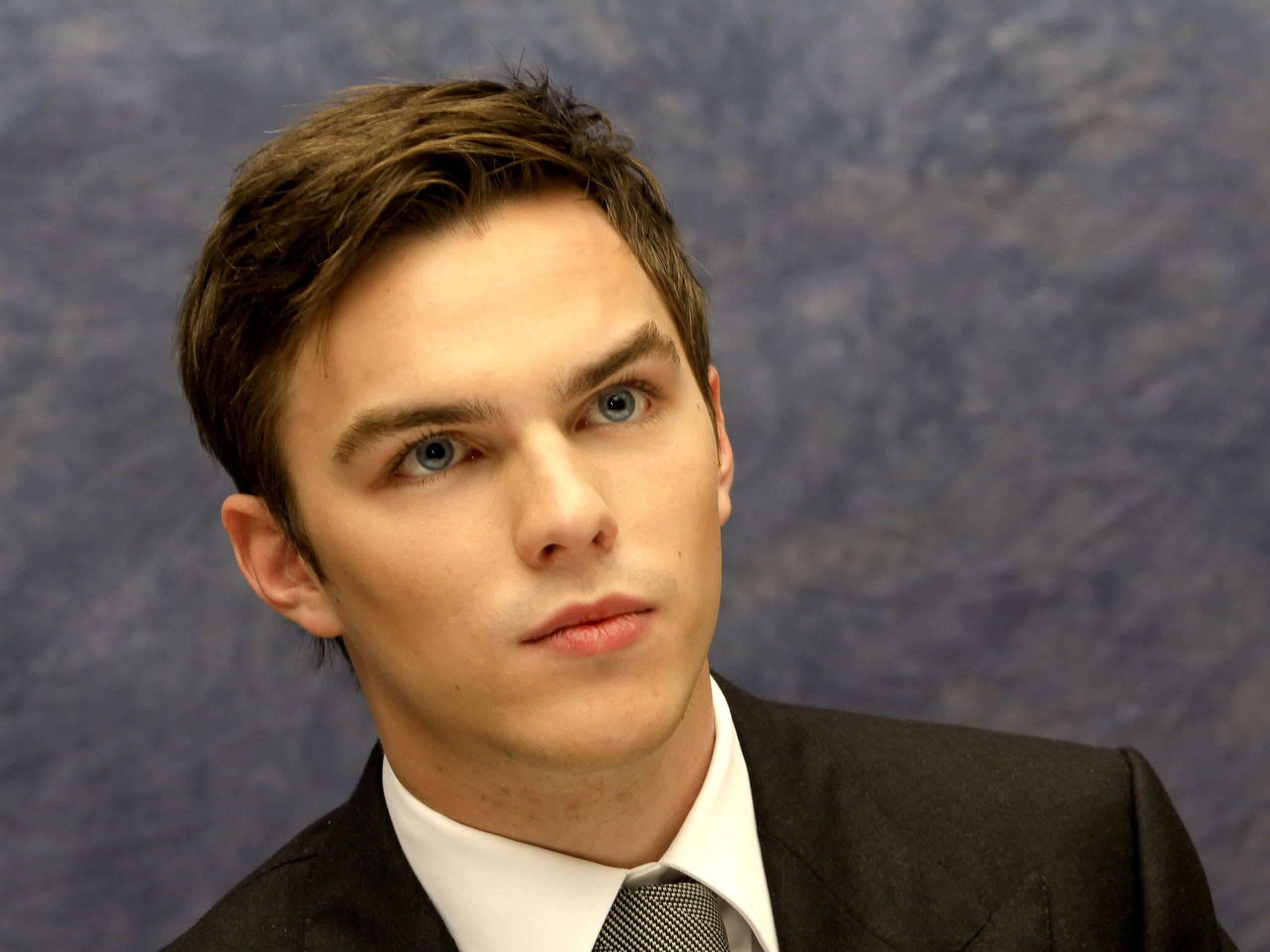 2560x1920 Nicholas Hoult Wallpaper