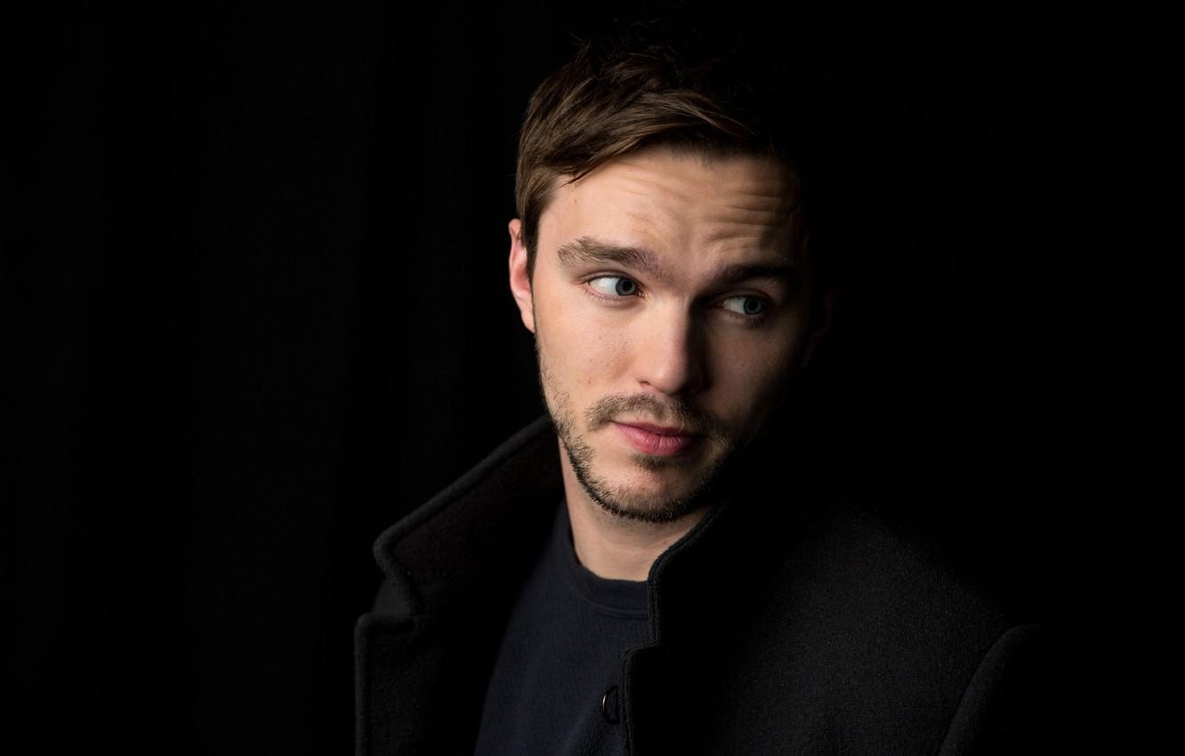 1332x850 Wallpaper actor, black background, coat, photohoot, Nicholas Hoult, Nicholas Hoult, Amy Sussman image for desktop, section мужчины