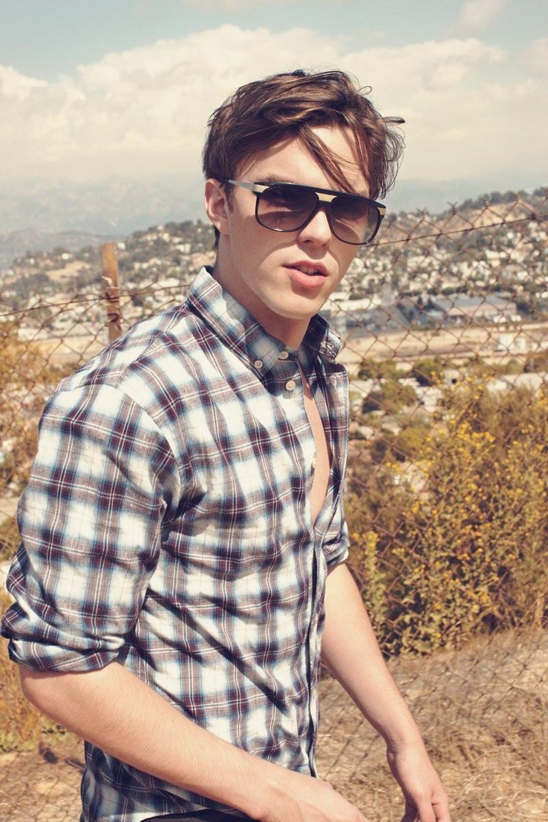 800x1200 Nicholas Hoult Wallpaper HD Download