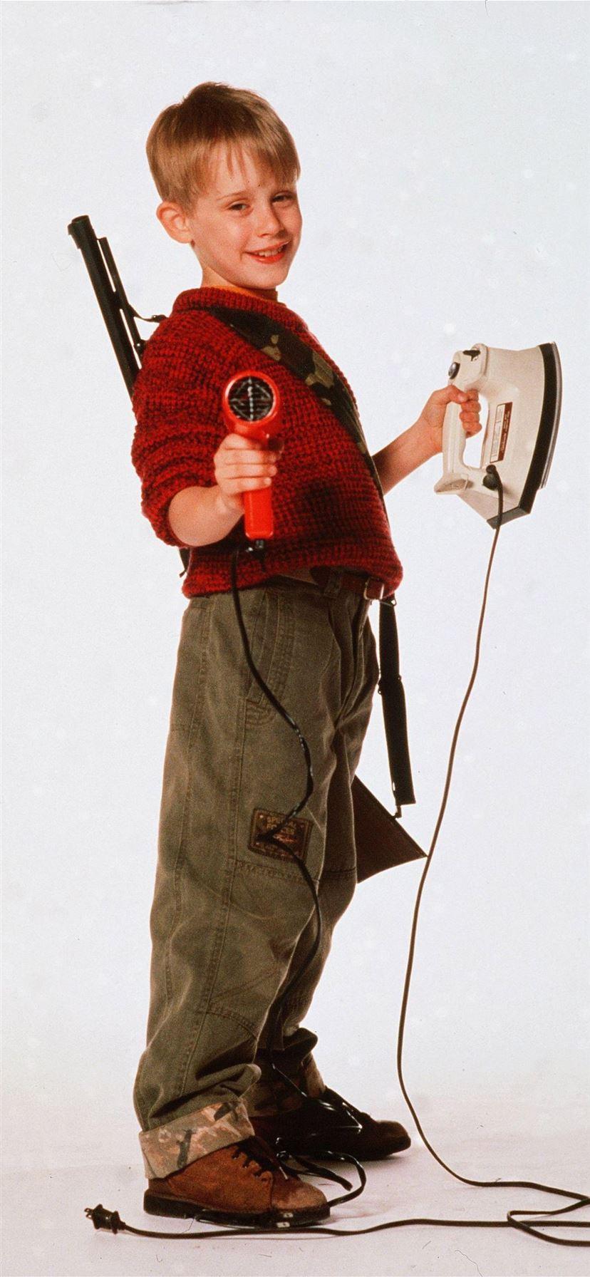 828x1792 home alone iPhone Wallpaper Free Download