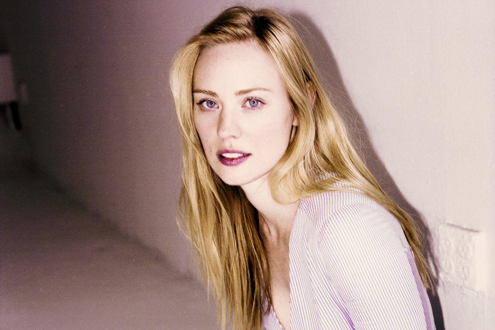 1600x1066 Celebrity Deborah Ann Woll Wallpaper