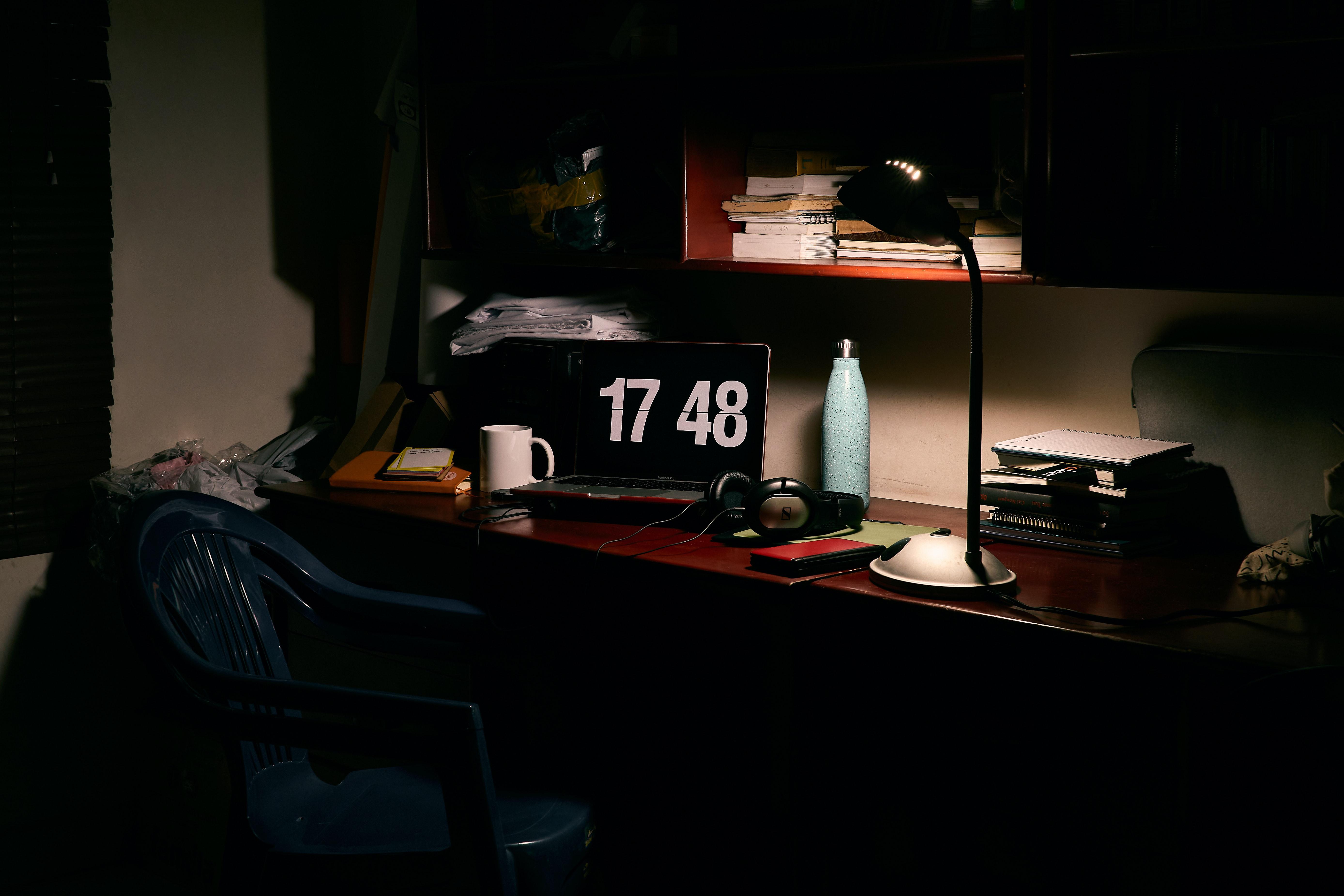 5552x3701 Time on a Laptop Screen on the Desk · Free