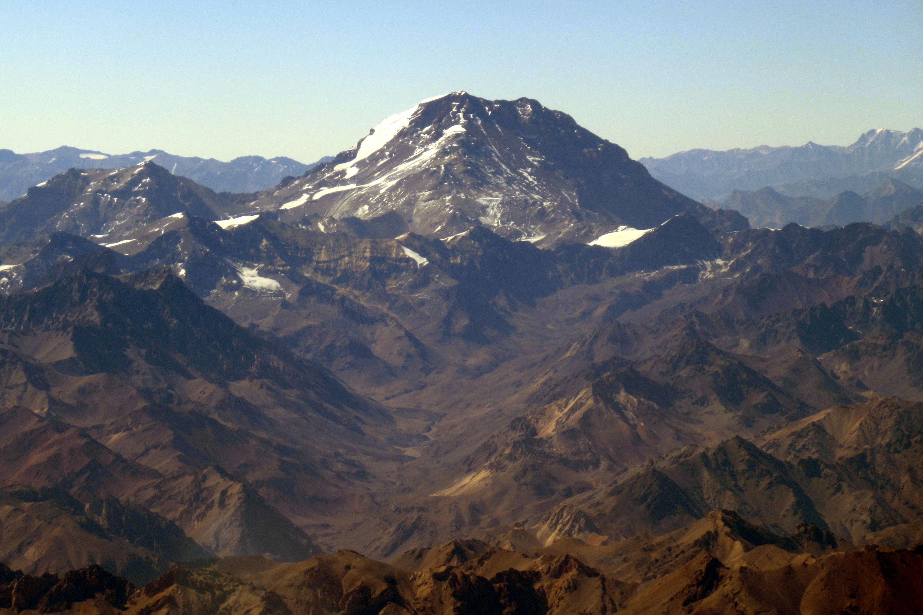 3200x2133 Aconcagua Río Volcá