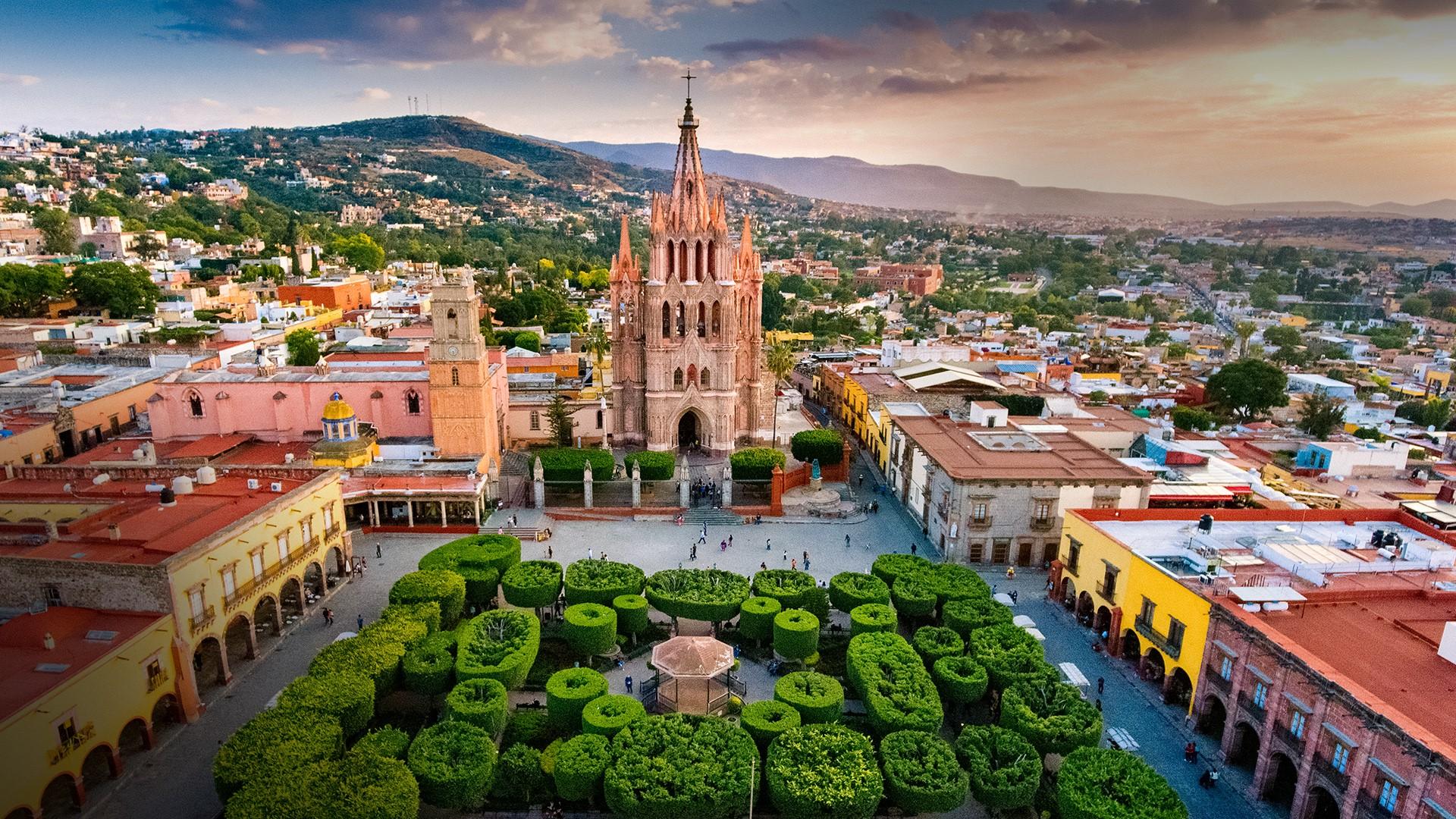 1920x1080 Aerial view of main square in San Miguel de Allende, Guanajuato, Mexico. Windows 10 Spotlight Image