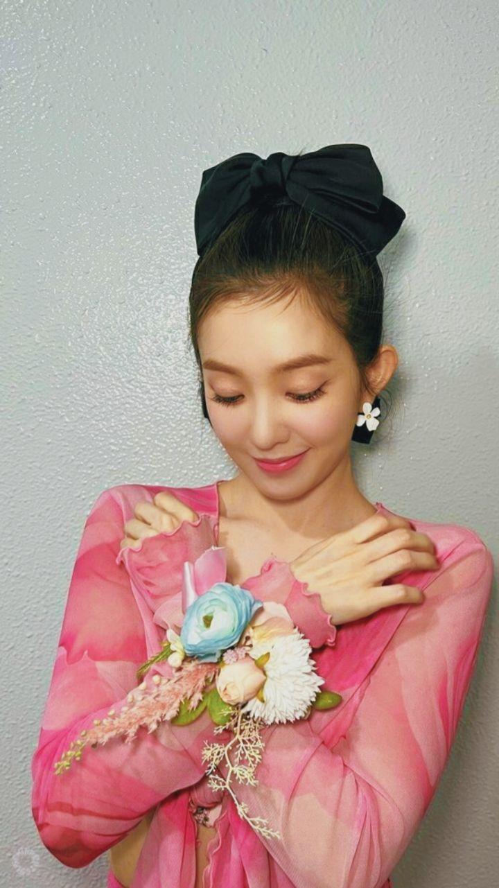 720x1281 Irene Red Velvet Feel My Rhythm Era Insta Crop Wallpaper. Red velvet, Velvet, Crown