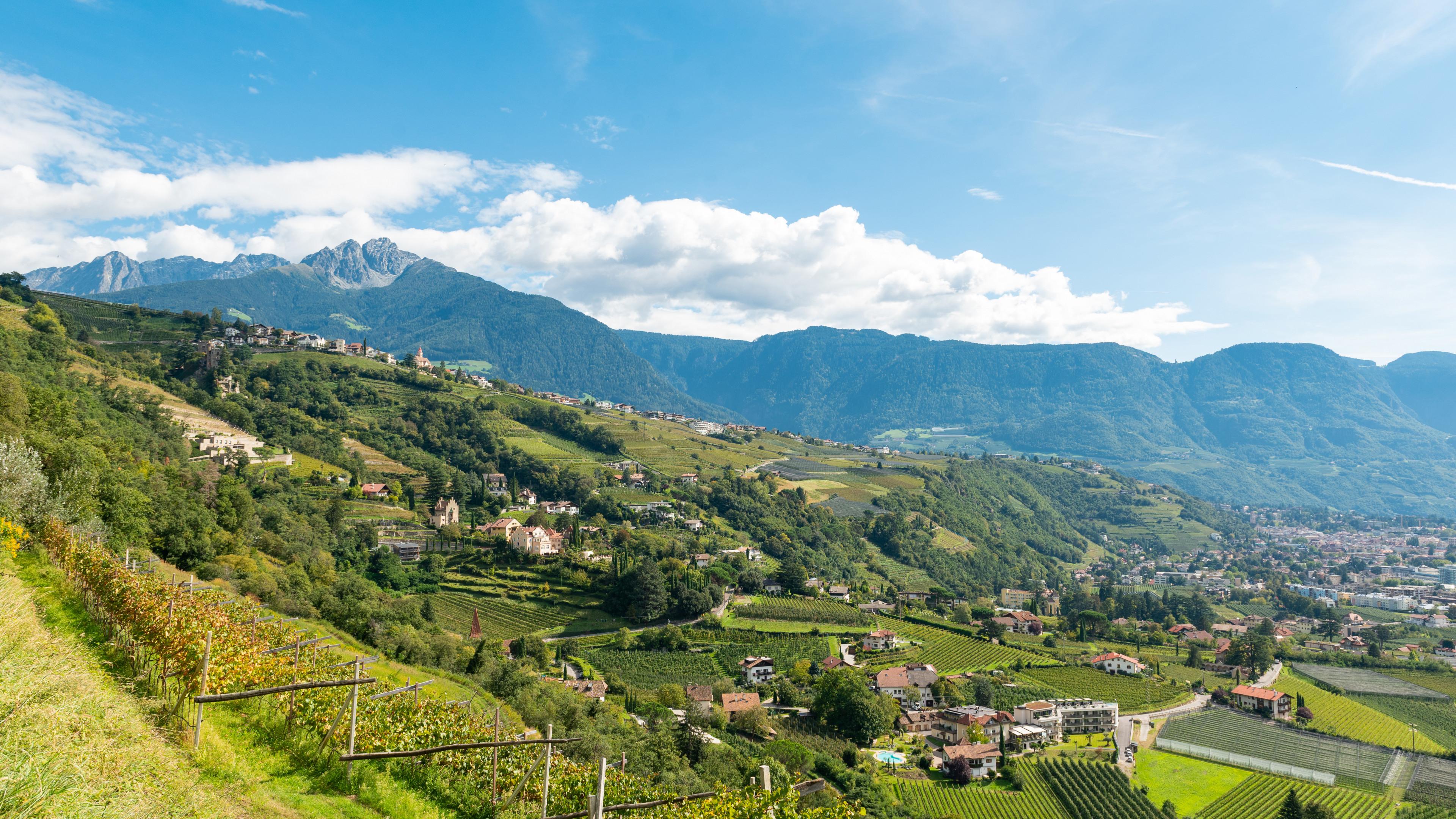 3840x2160 Dorf Tirol und Ifinger Berge / Meran