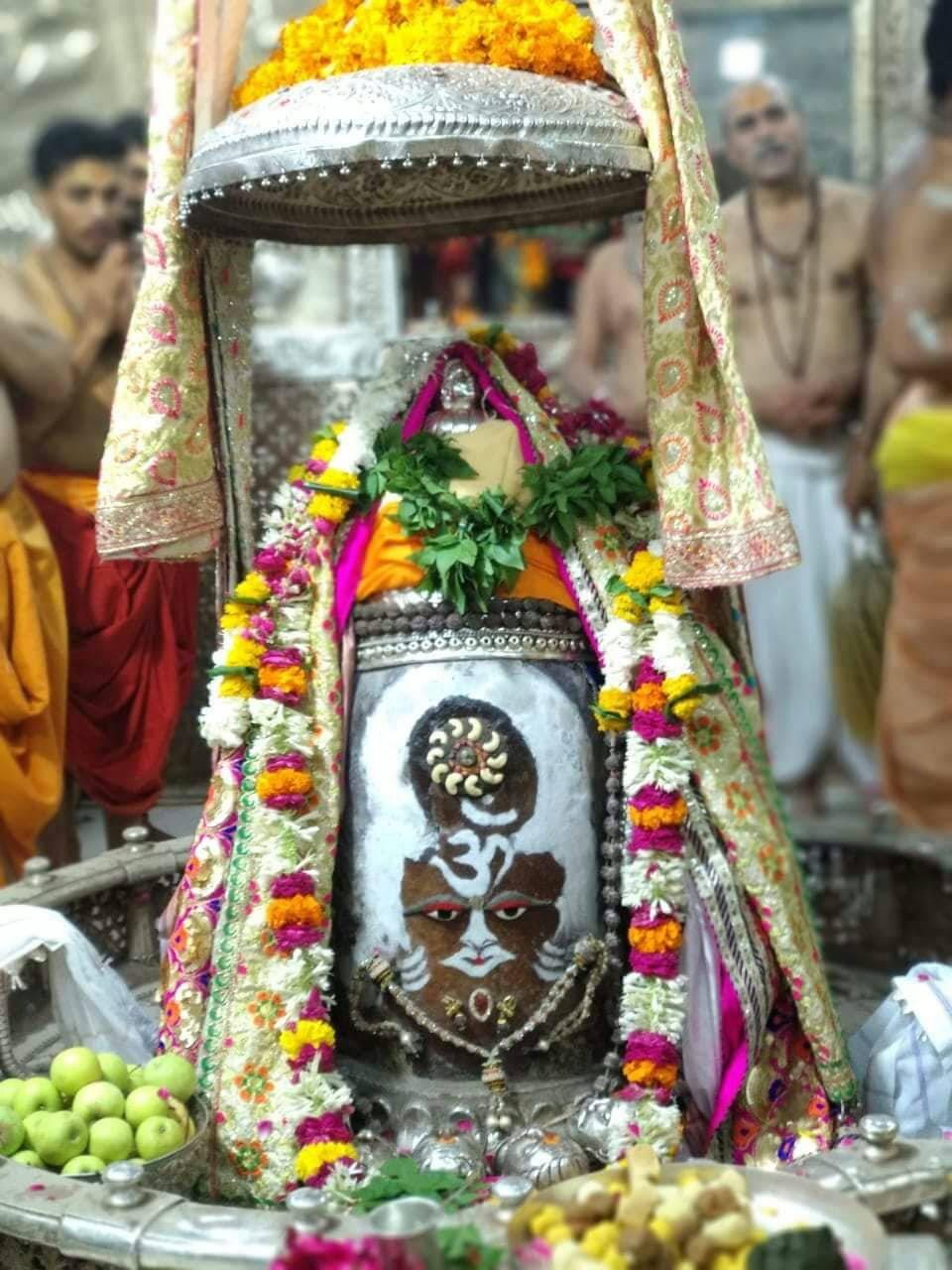 960x1280 Download Ujjain Mahakal Altar Offerings Wallpaper