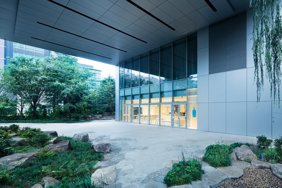1200x800 Gallery of Blue Bottle Coffee ROPPONGI Cafe / Schemata Architects