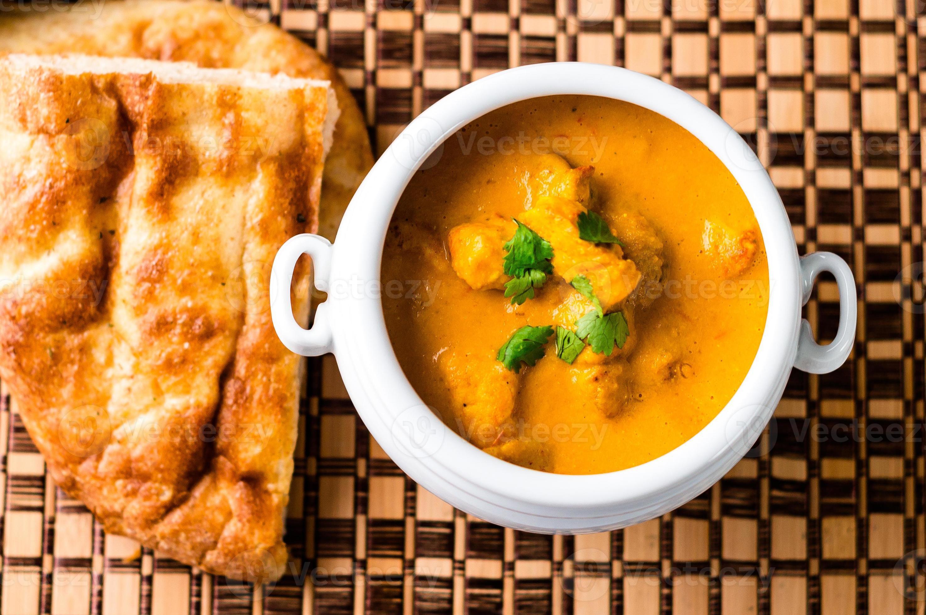 2950x1960 Indian Butter Chicken Curry Dish with Naan Bread