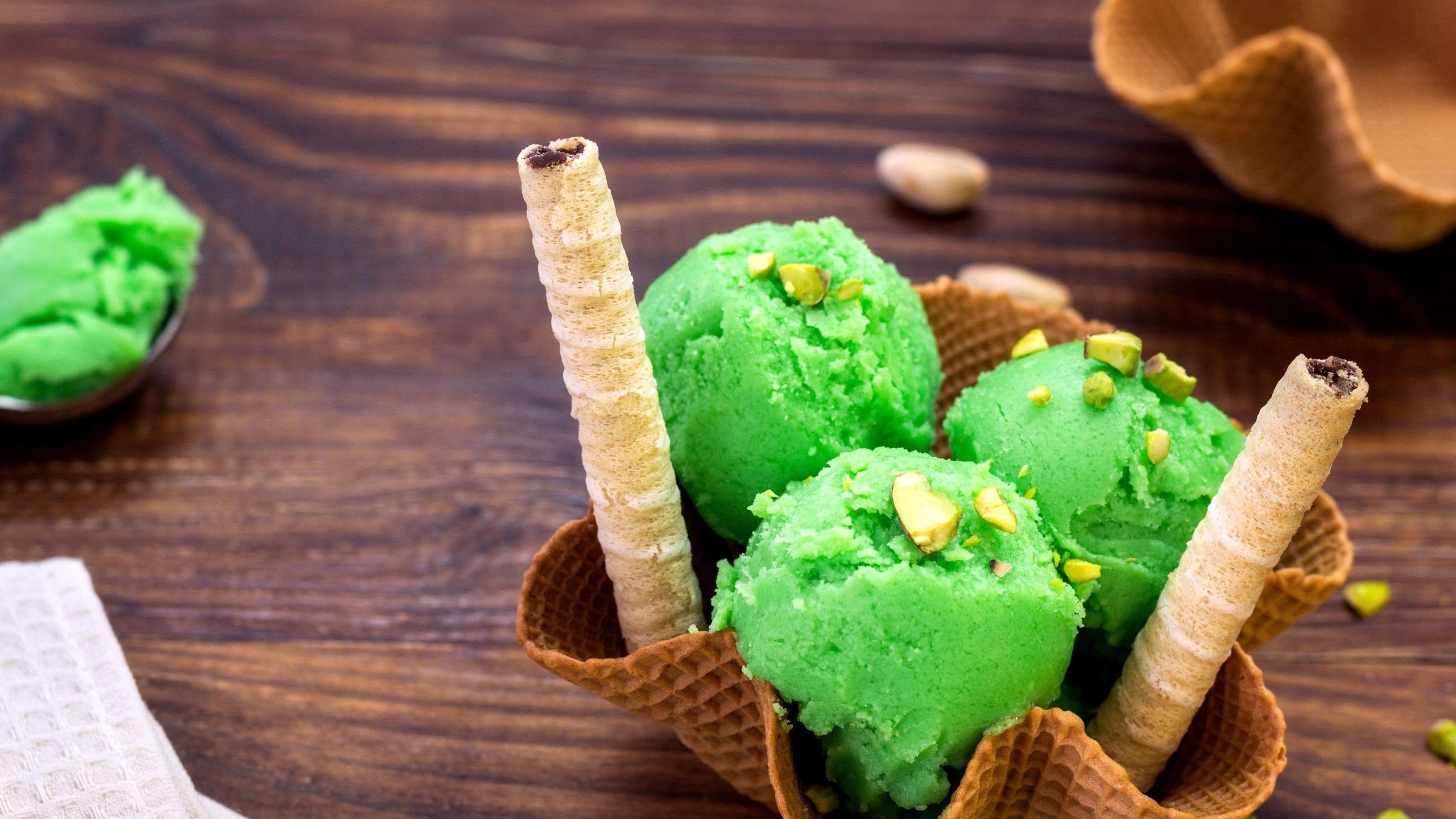 2560x1440 Wallpaper / waffles, waffle, food, dessert, ice cream, green, pistachios free download