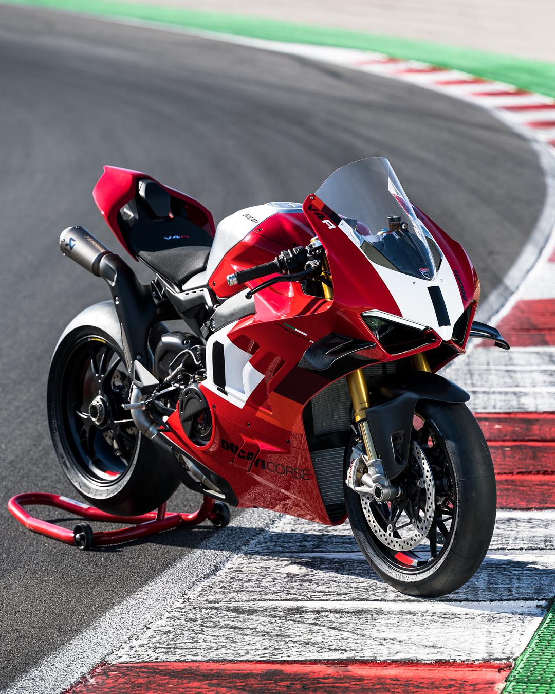 1080x1350 Ducati the new that adopts technical solutions previously reserved for MotoGP and Superbike. New 998 cc Desmosedici Stradale R Over 240 hp in track setup with Ducati Corse