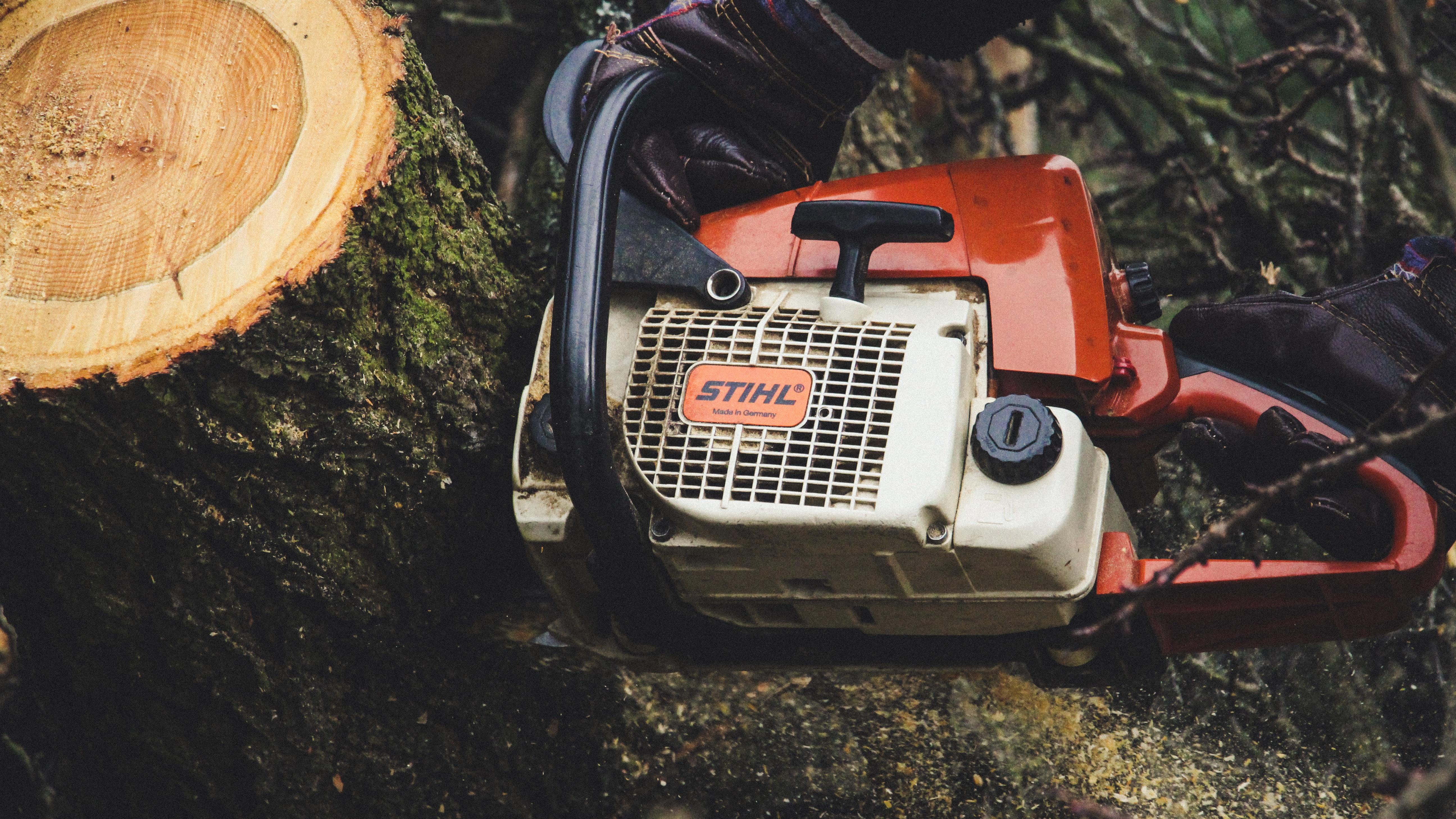 5184x2916 Red and White Stihl Recoil Engine · Free
