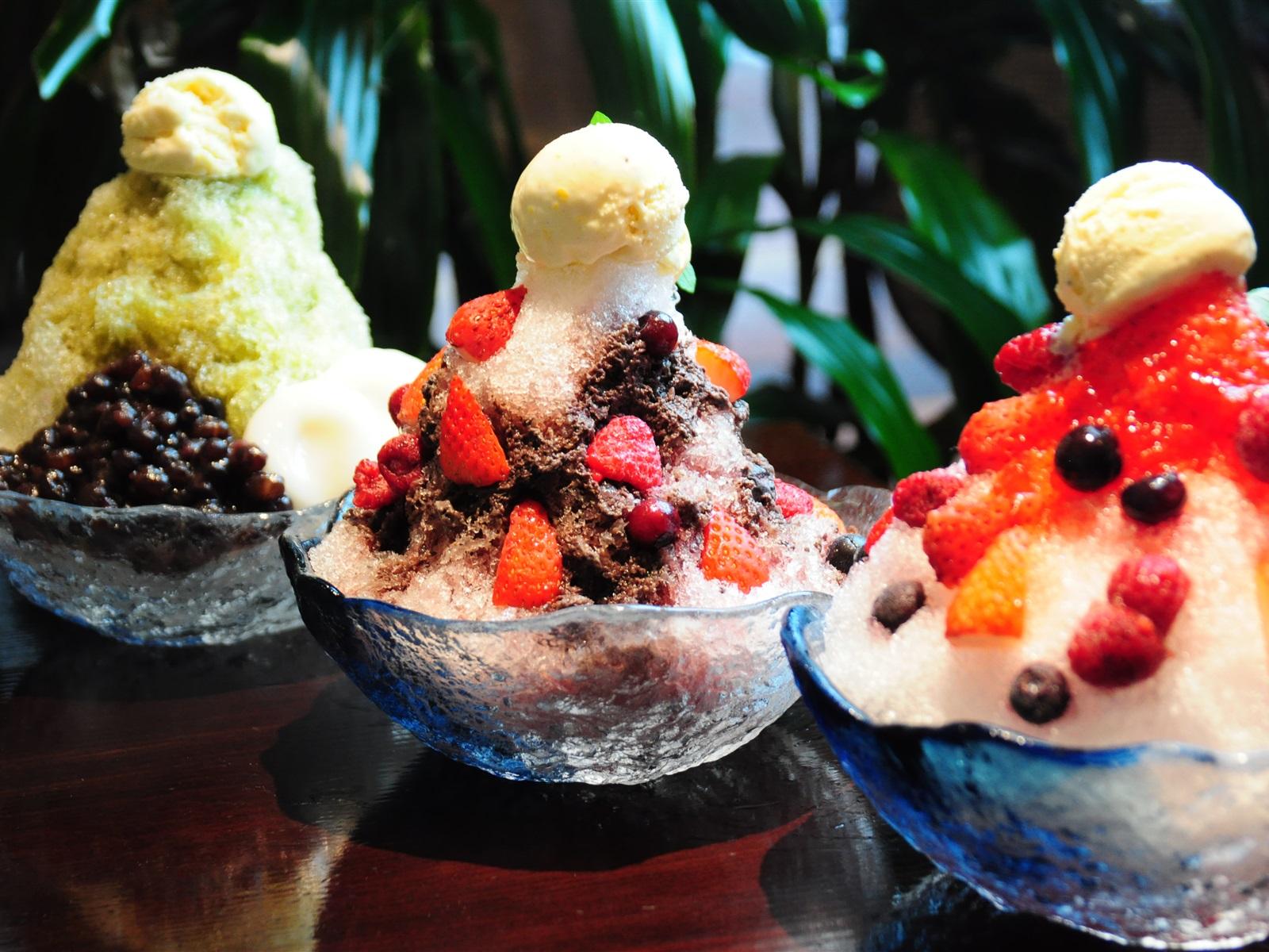 1600x1200 Wallpaper Delicious shaved ice, cream, dessert, summer food, strawberries 3840x2160 UHD 4K Picture, Image