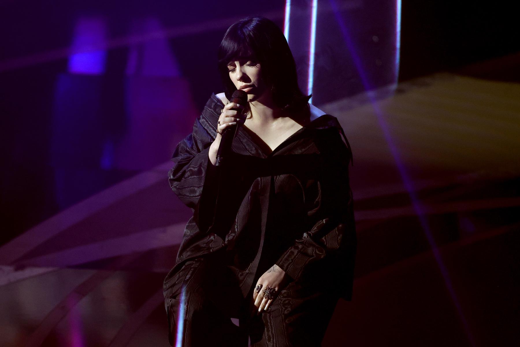 1800x1200 Billie Eilish Performs 'No Time To Die' at Oscars With Finneas
