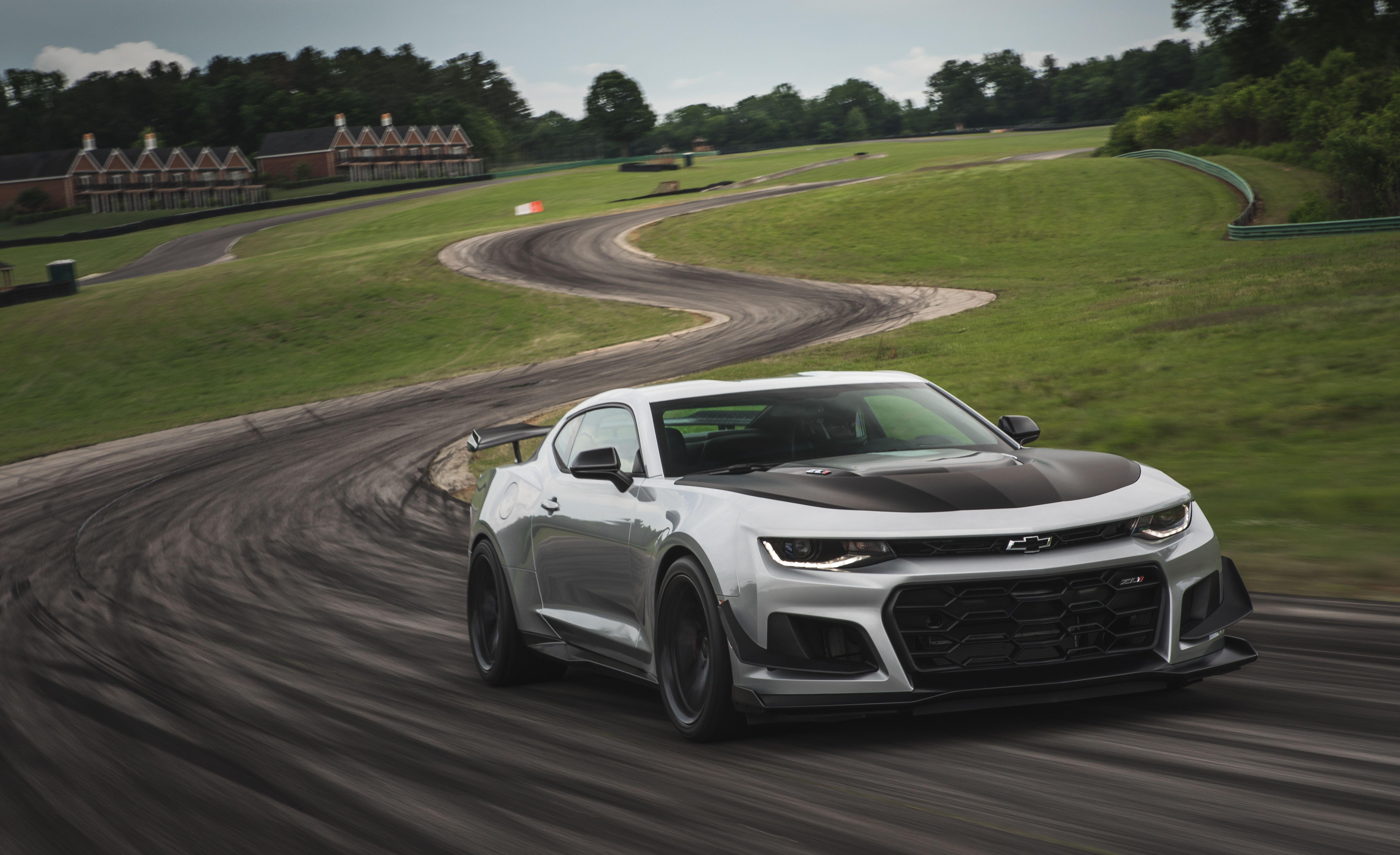 6534x3993 What Sets the Chevrolet Camaro ZL1 1LE Apart from