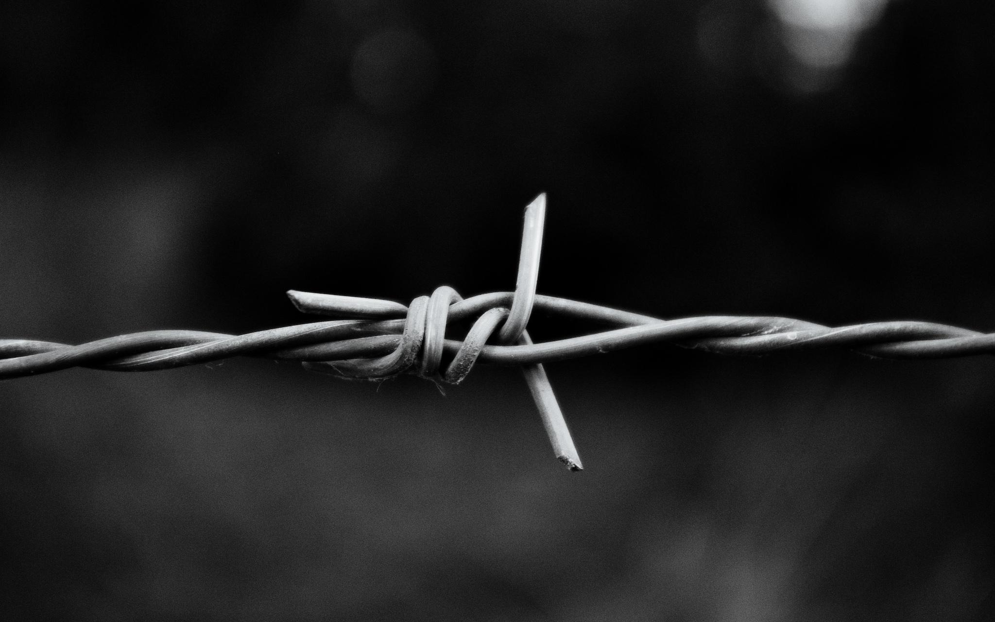 2048x1280 HD Black And White Wallpaper For Download