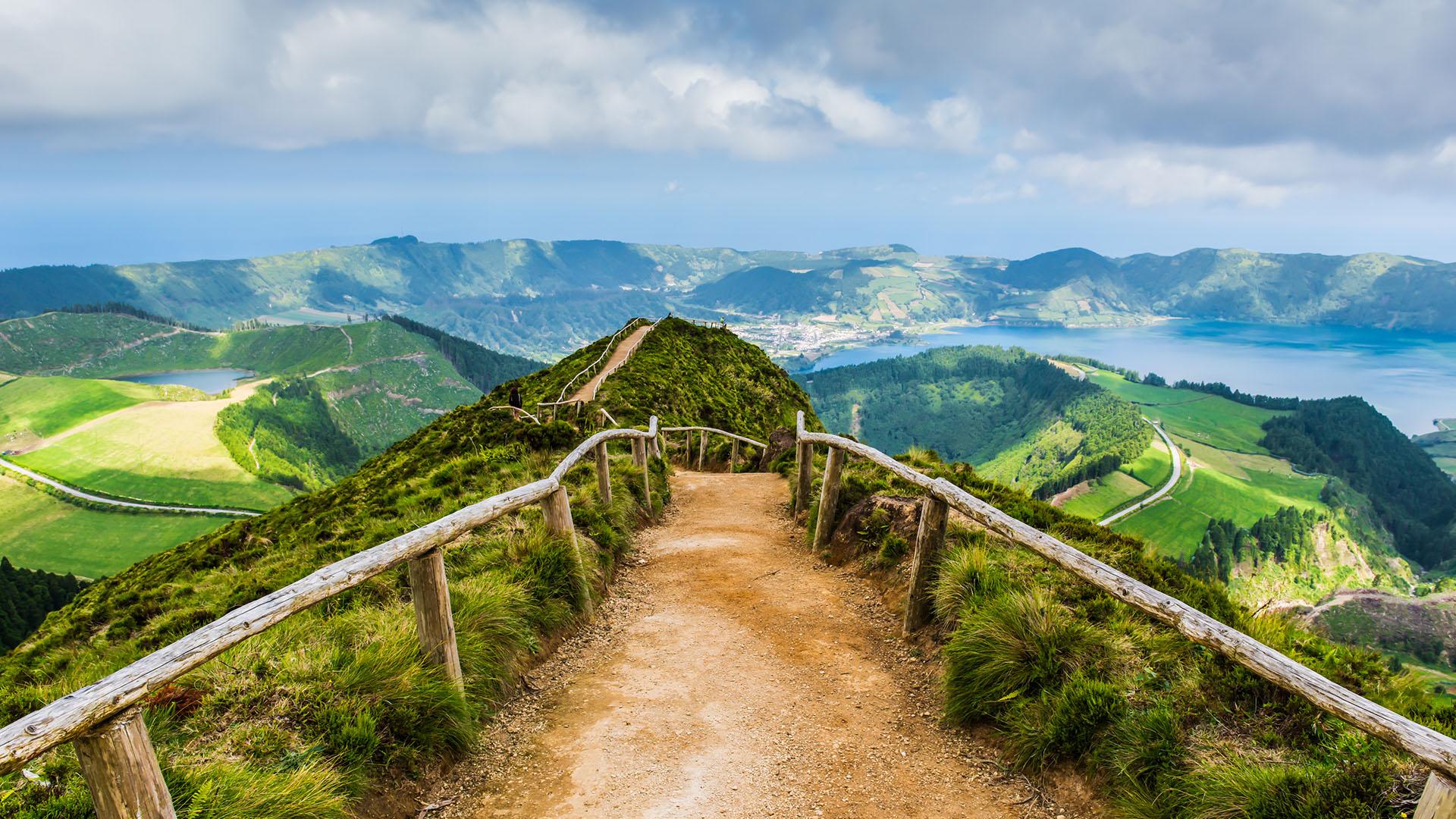 1920x1080 Walking path to a view on lakes of Sete Cidades, Ponta Delgada, São Miguel, Azores, Portugal. Windows 10 Spotlight Image