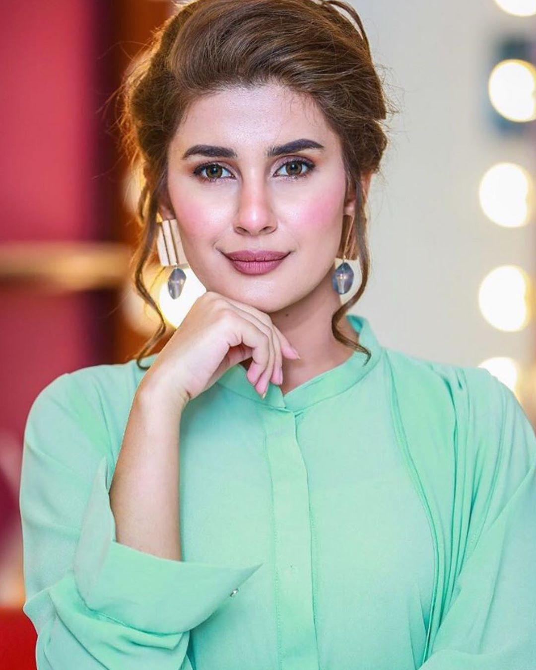 1080x1349 Kubra Khan Wallpaper