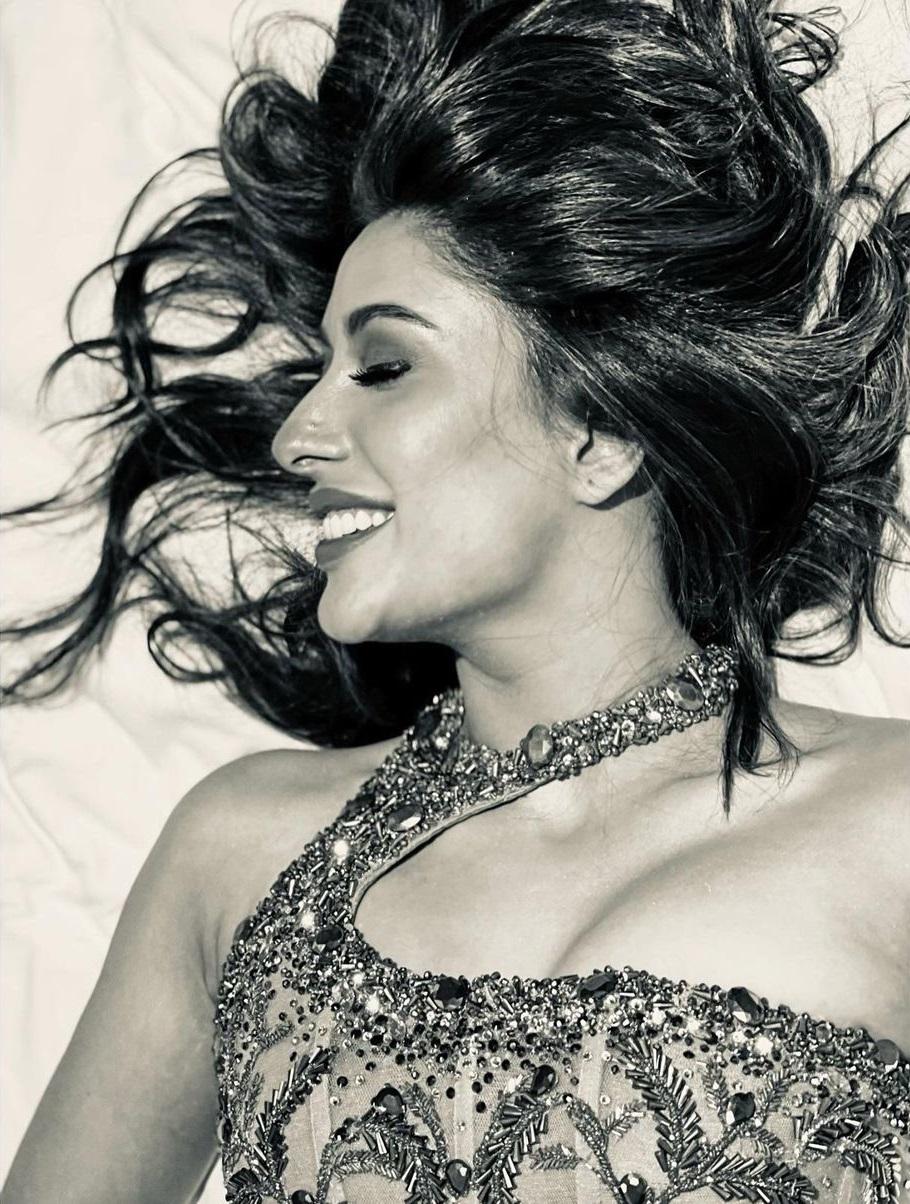 910x1204 Kubra Khan Takes Some Sizzling Snaps of Mehwish Hayat [Picture]
