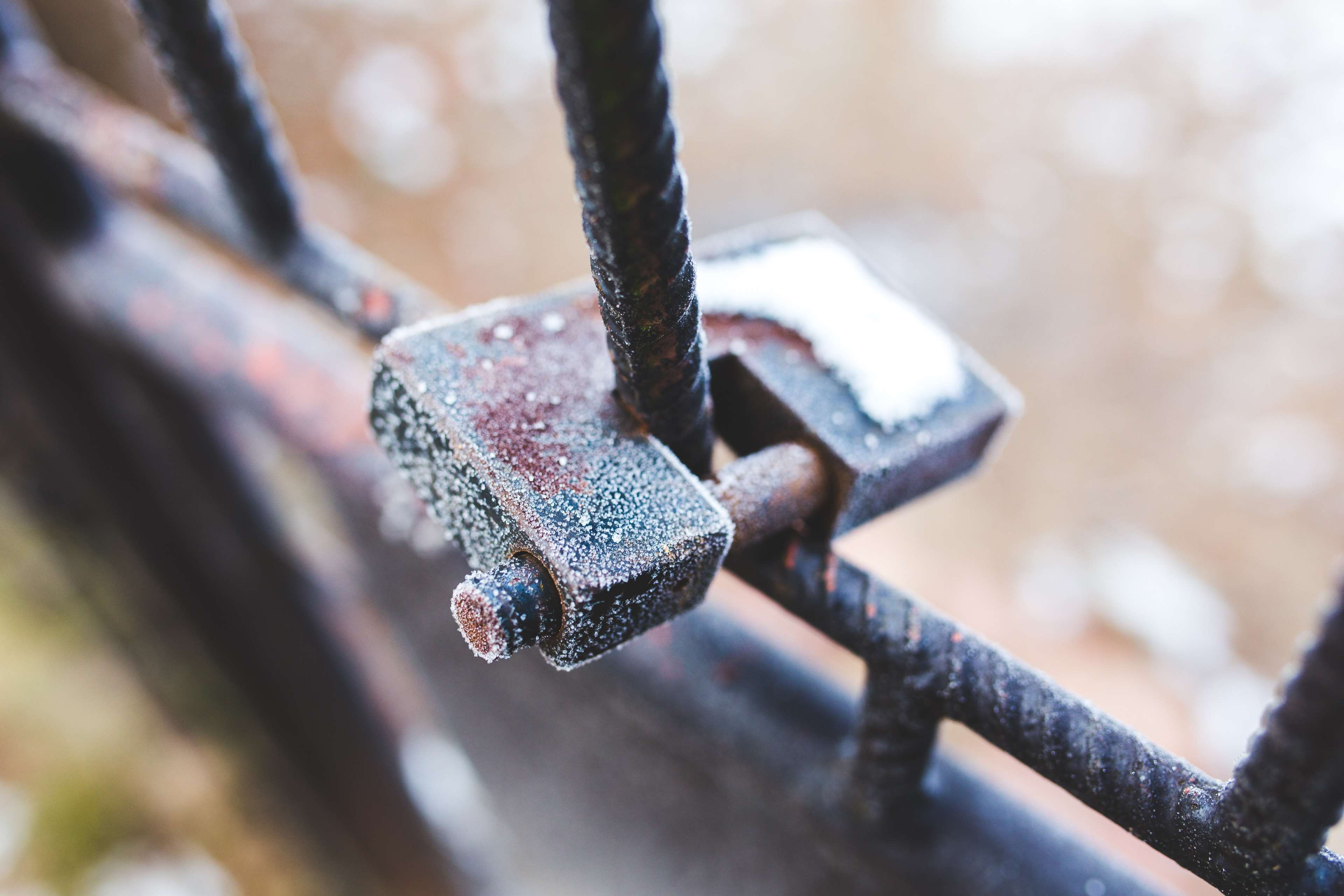 3840x2560 blur, chain, cold, cool, crystals, dof, fence, frost, frozen, h2o