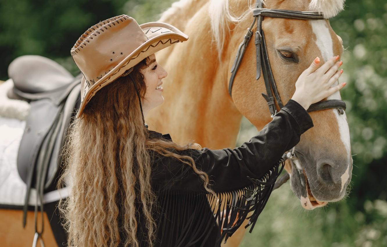 1332x850 Wallpaper look, girl, smile, horse, woman, horse, hand, portrait, hat, weasel, saddle, long hair, in black, bokeh, communication, Rus image for desktop, section настроения