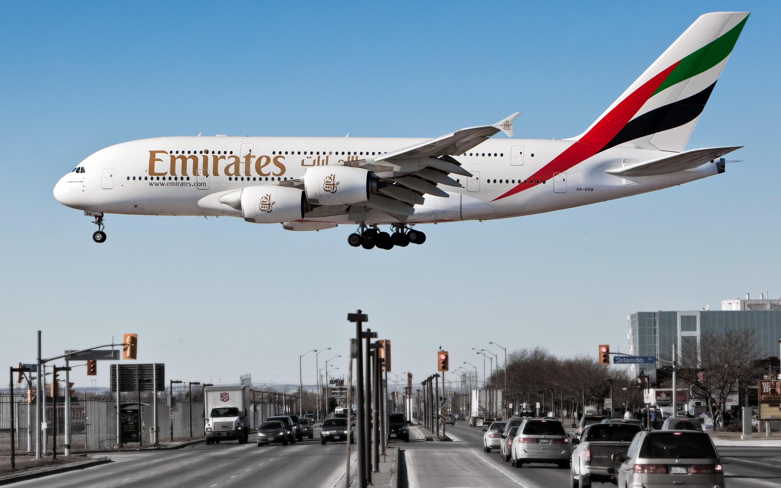 Самолет Emirates a380. Аэробус а380 Эмирейтс. Эмирейтс Флай Аэробус а380. Эйрбас 380.