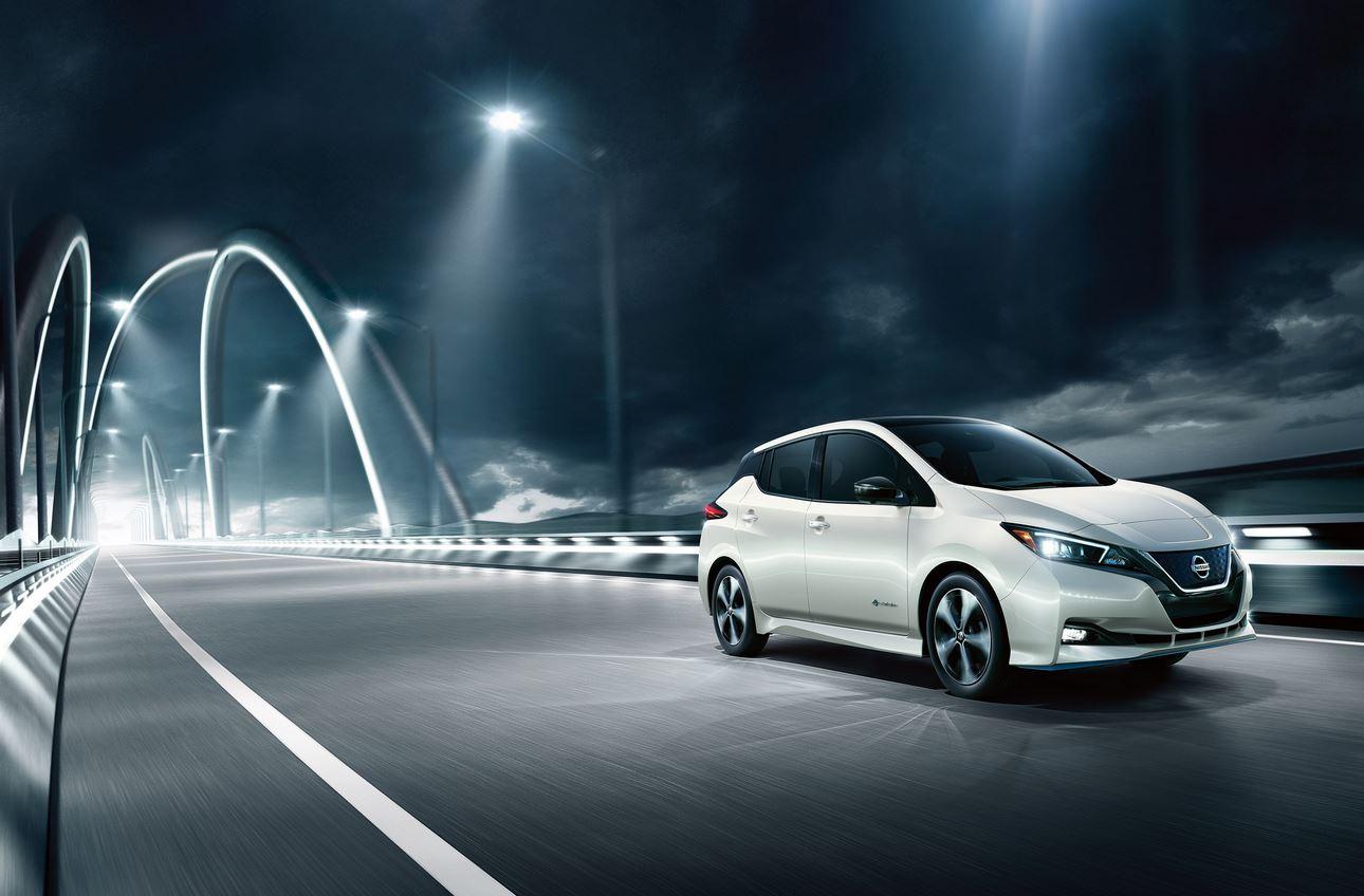 1290x848 Nissan Leaf Boasts New Tech and a Bigger Touch Screen News Wheel