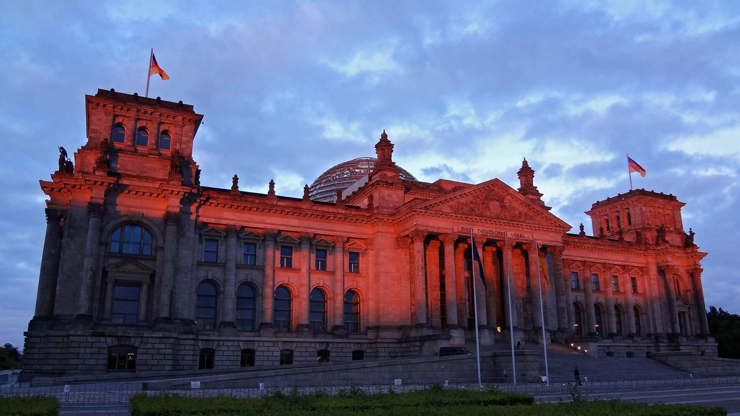 2560x1440 Reichstag Wallpaper
