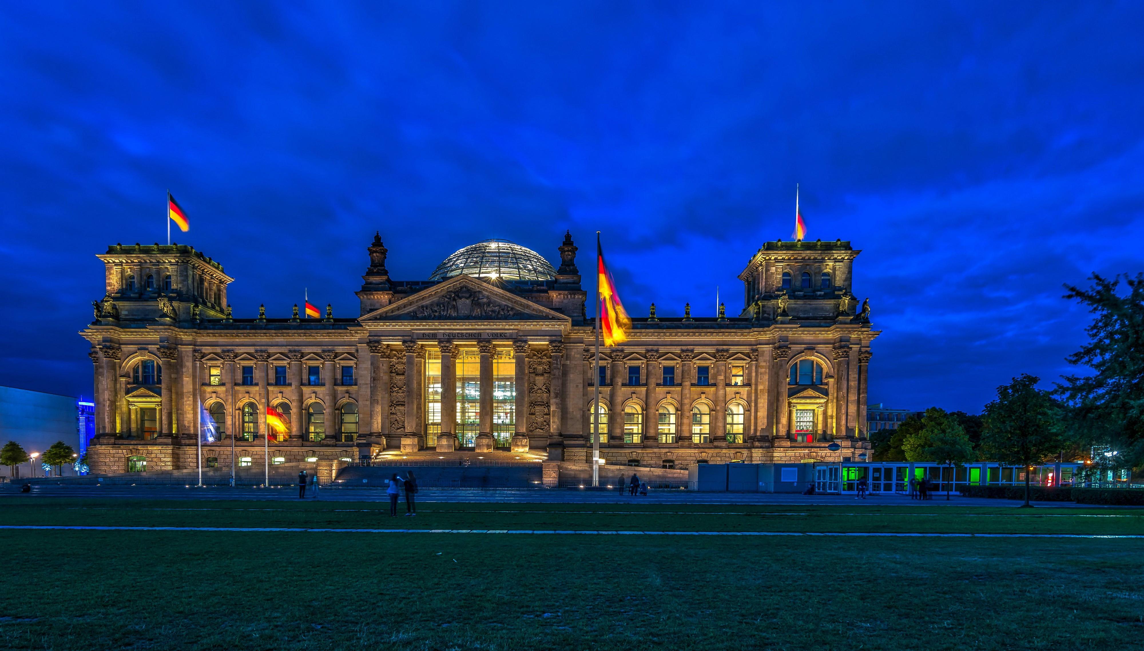 4000x2276 4K, Bundestag Reichstag, Berlin, Germany, Evening, Town square, Flag Gallery HD Wallpaper