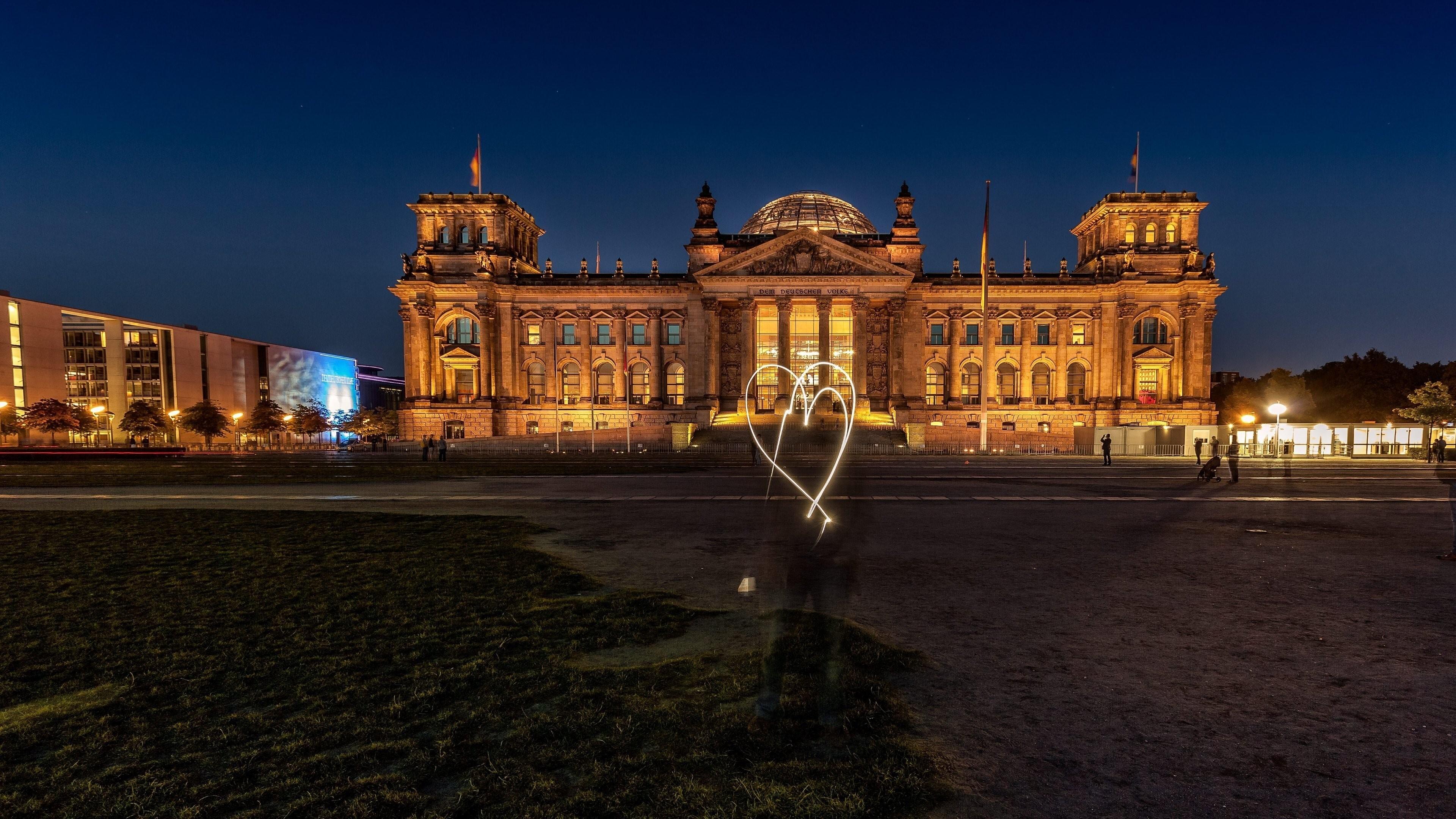 3840x2160 Reichstag Building at Night in Berlin Germany Wallpaper