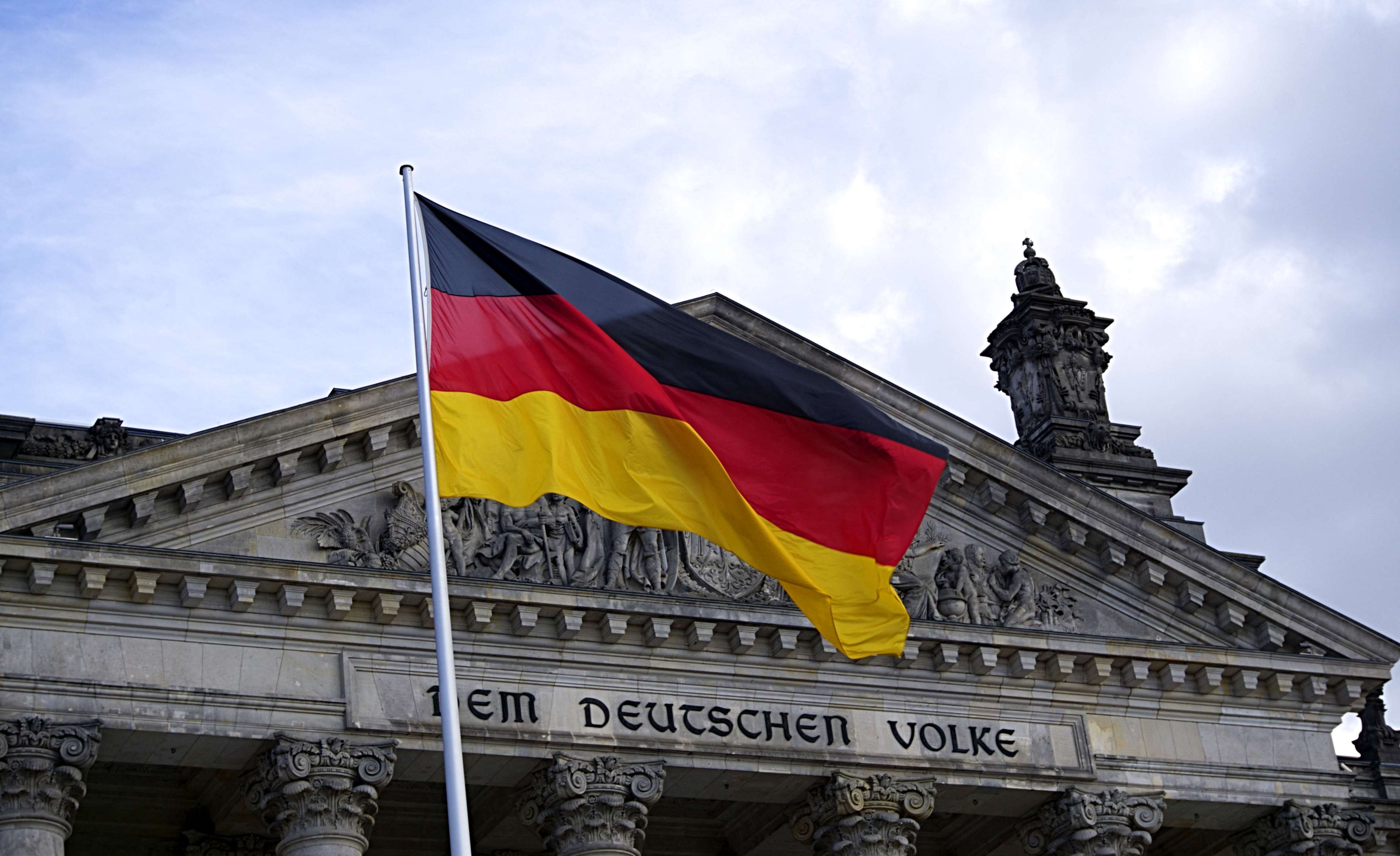 3840x2349 administration, architecture, berlin, building, bundestag, daylight, democracy, flag, germany, landmark, parliament, patriotism 4k wallpaper