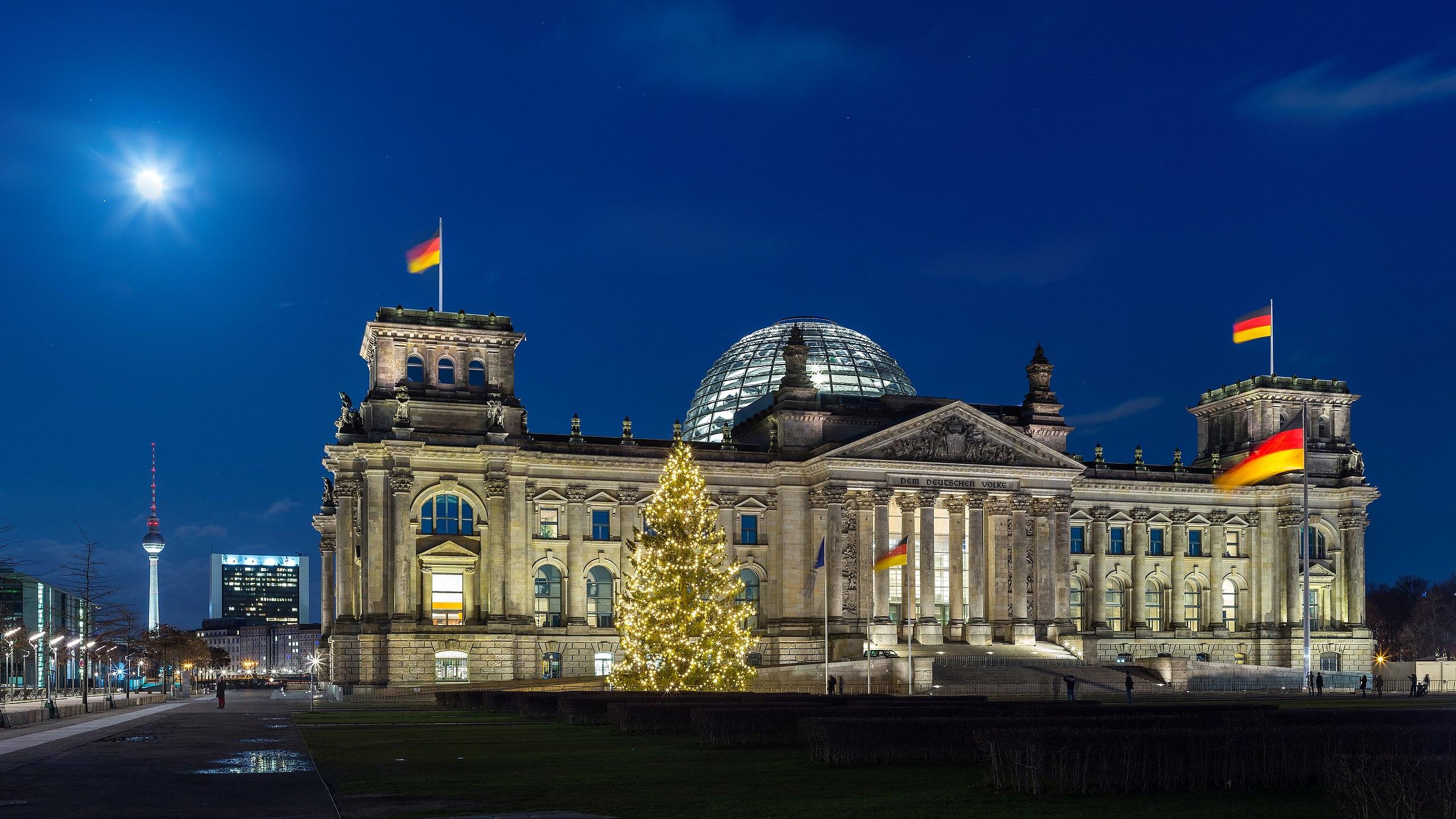 2560x1440 Reichstagsgebäude mit Weihnachtsbaum bei Nacht, Berlin