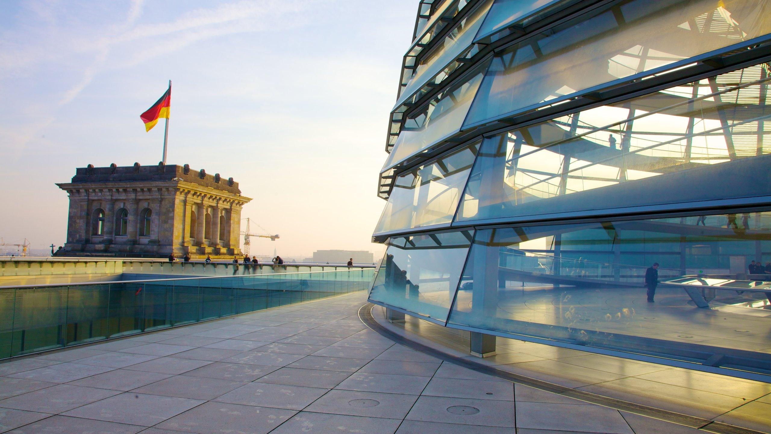2560x1440 Reichstag Building in Mitte and Activities