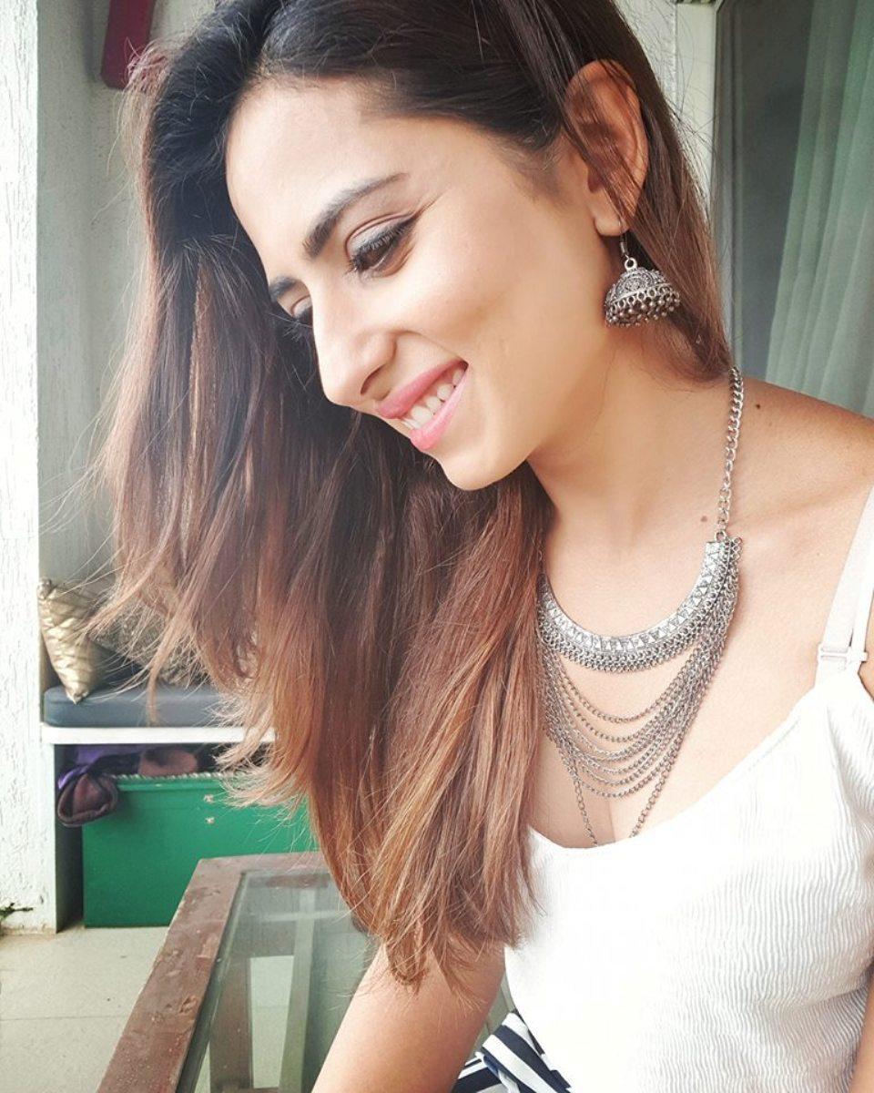 960x1200 Sargun Mehta Looking Pretty