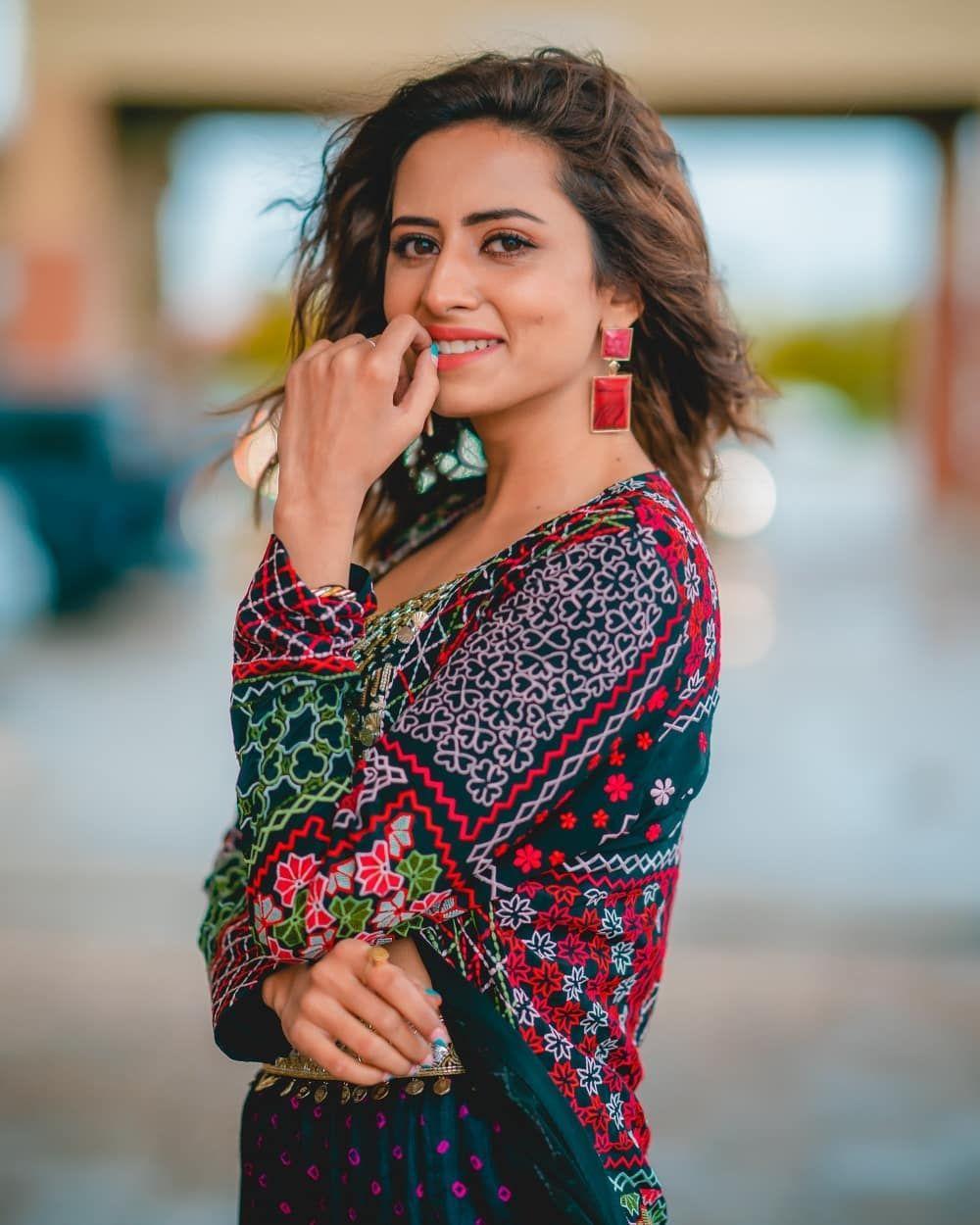 1000x1250 Image may contain: 1 person, standing. Fashion, Punjabi models, Kurti sleeves design