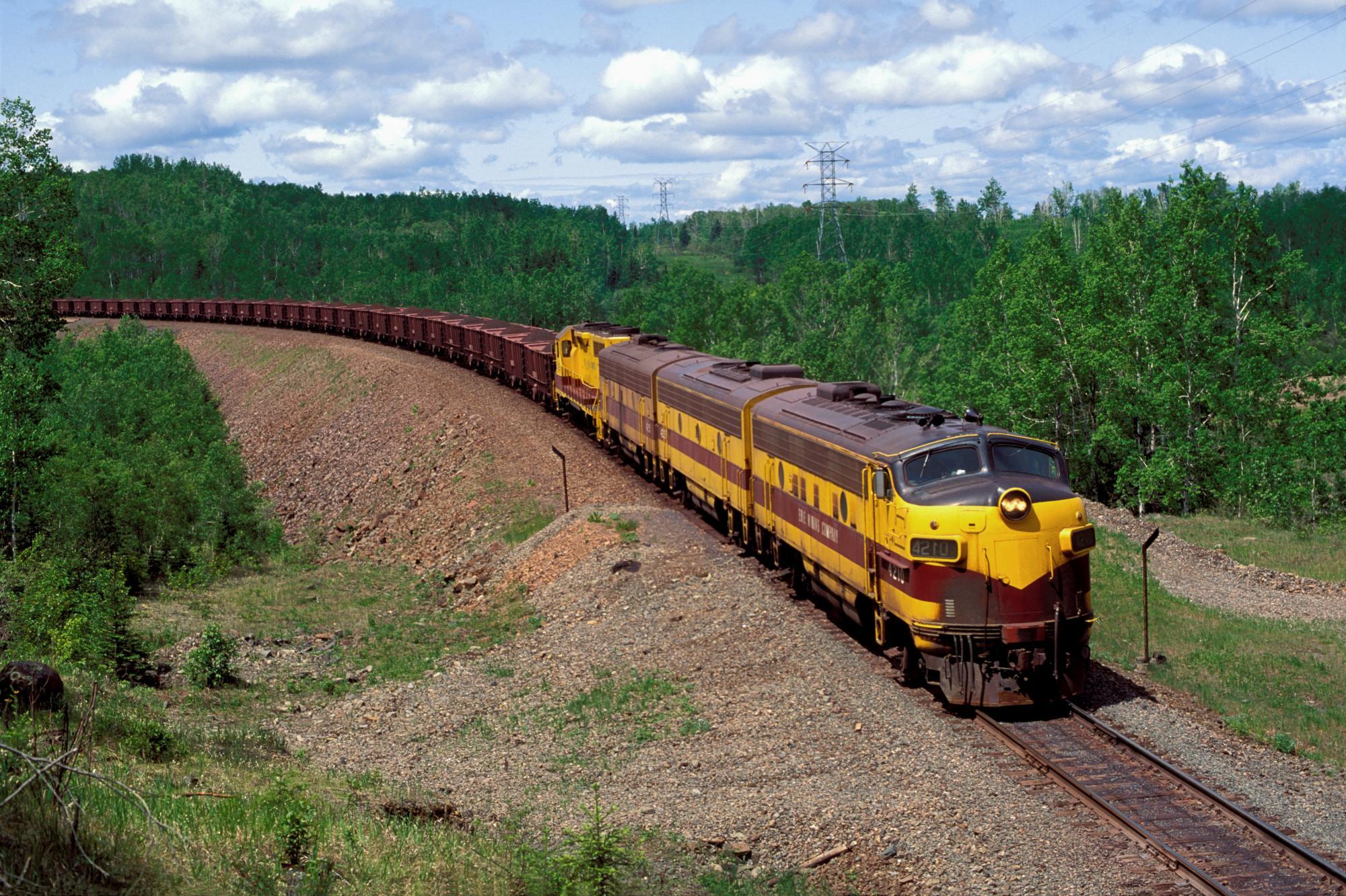 2000x1332 Train Wallpaper