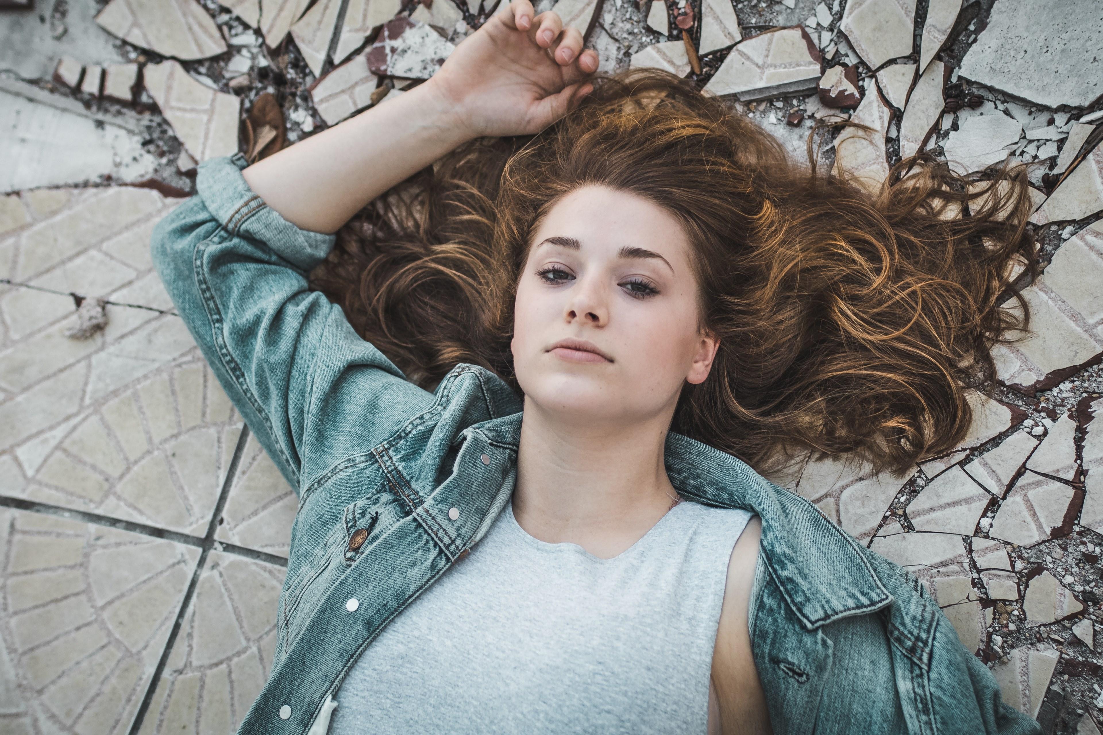 3840x2560 Wallpaper / woman with a neutral expression lying down with her hair splayed out, splayed out hair 4k wallpaper free download