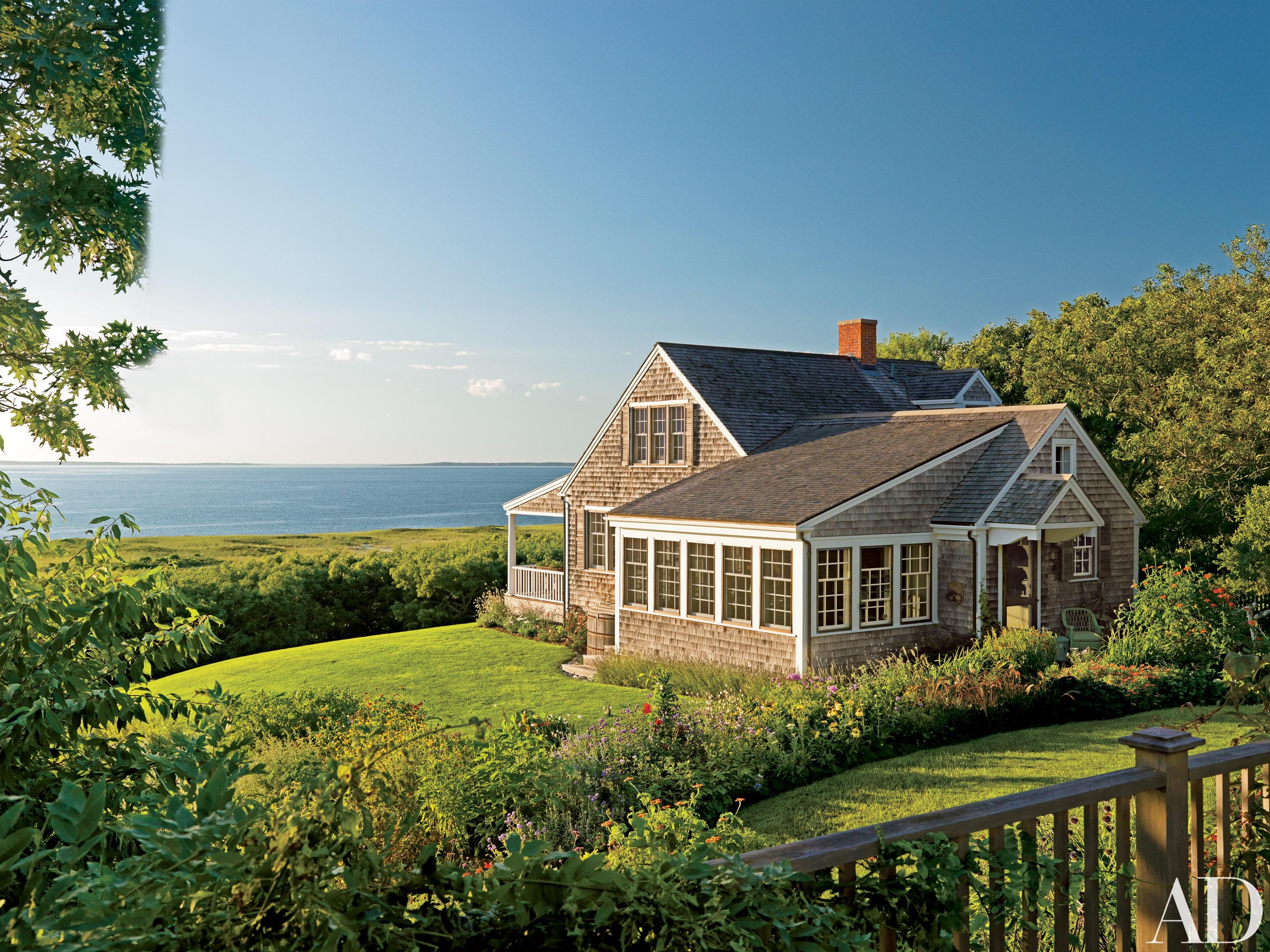 3200x2400 Joseph W. Dick Renovates a Cluster of Cottages on Martha's Vineyard