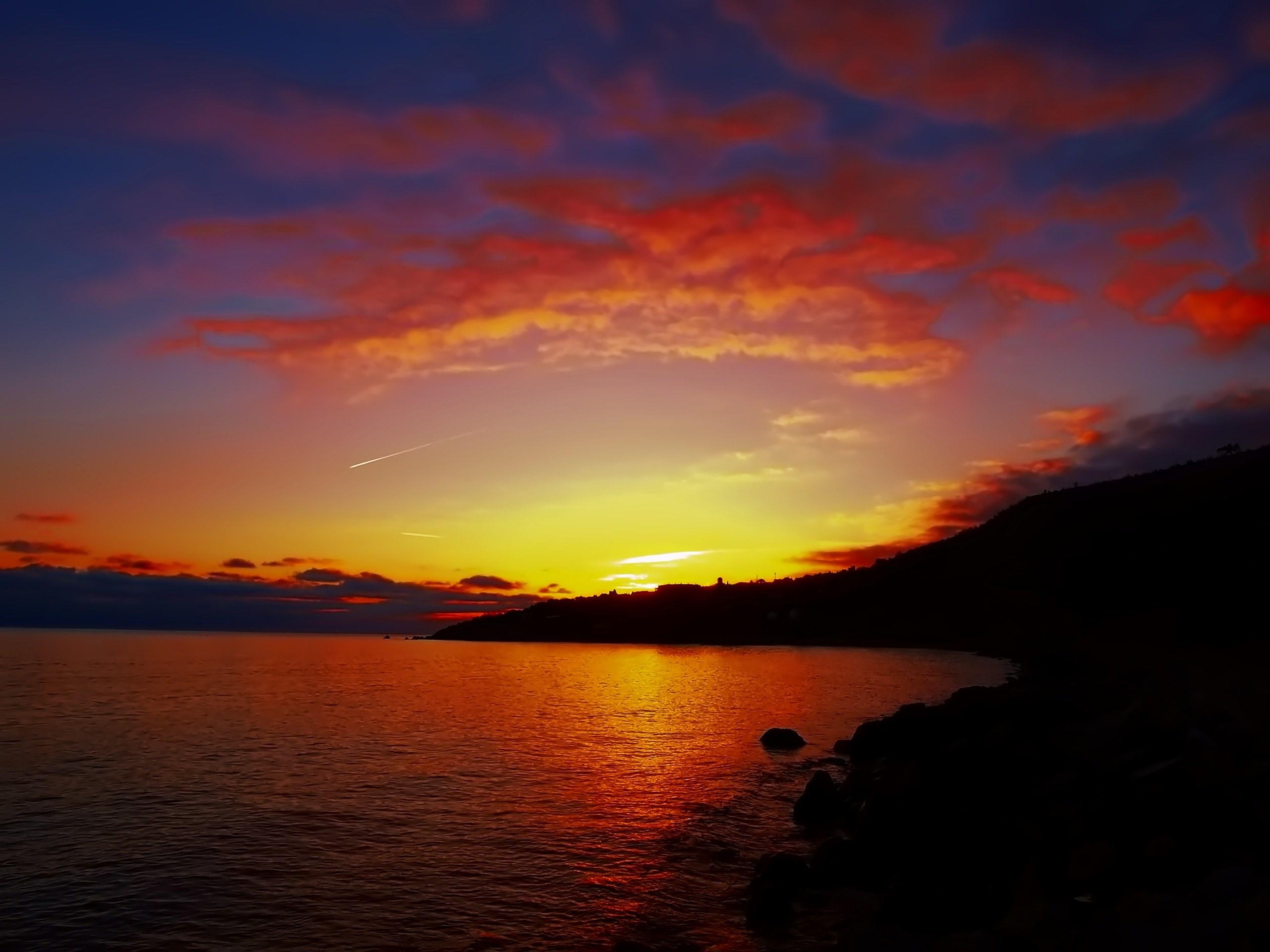 2560x1920 Wallpaper / the orange and blue sky over the lake at sunset, orange and blue sunset 4k wallpaper free download
