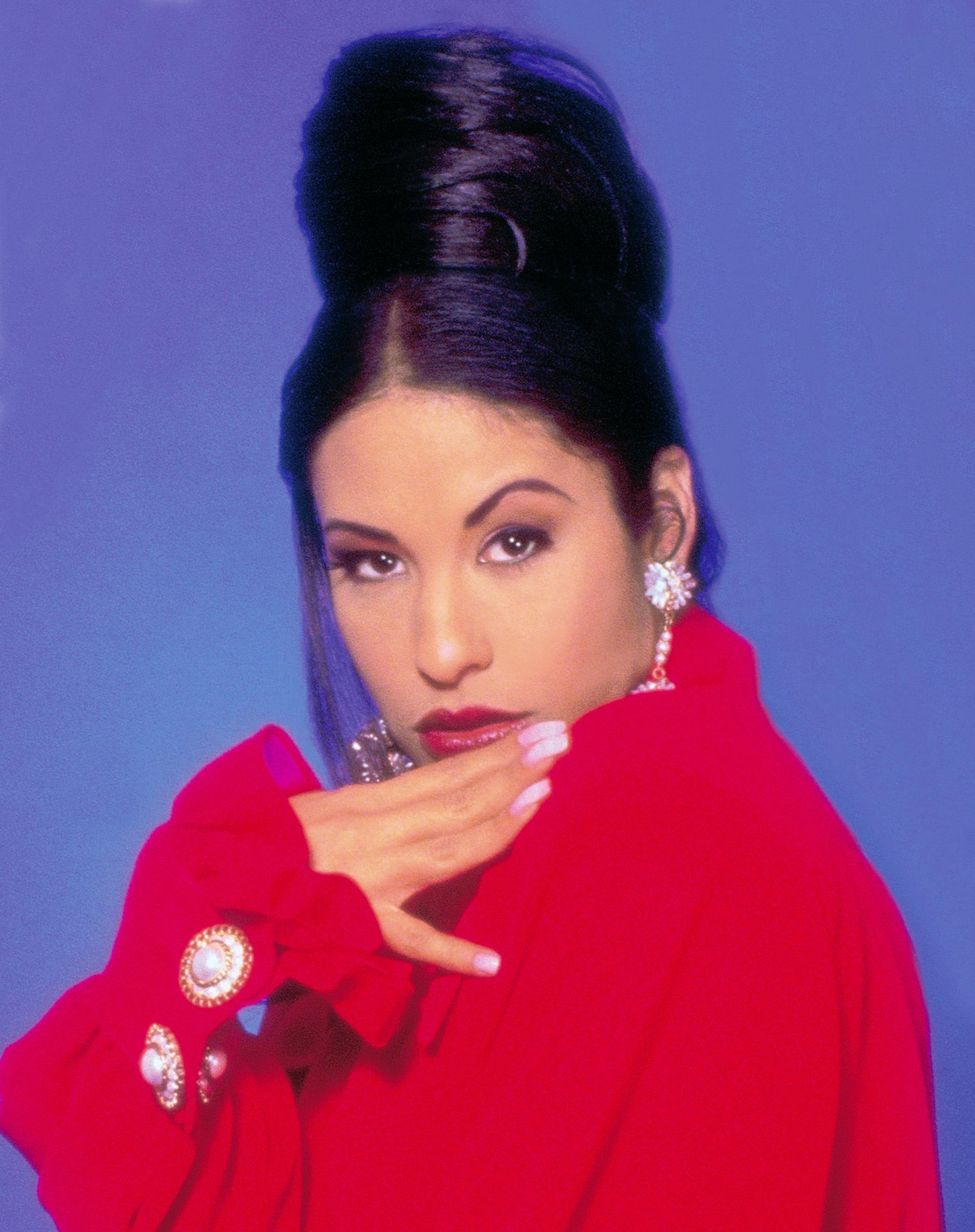 1900x2400 Selena Perez Wallpaper