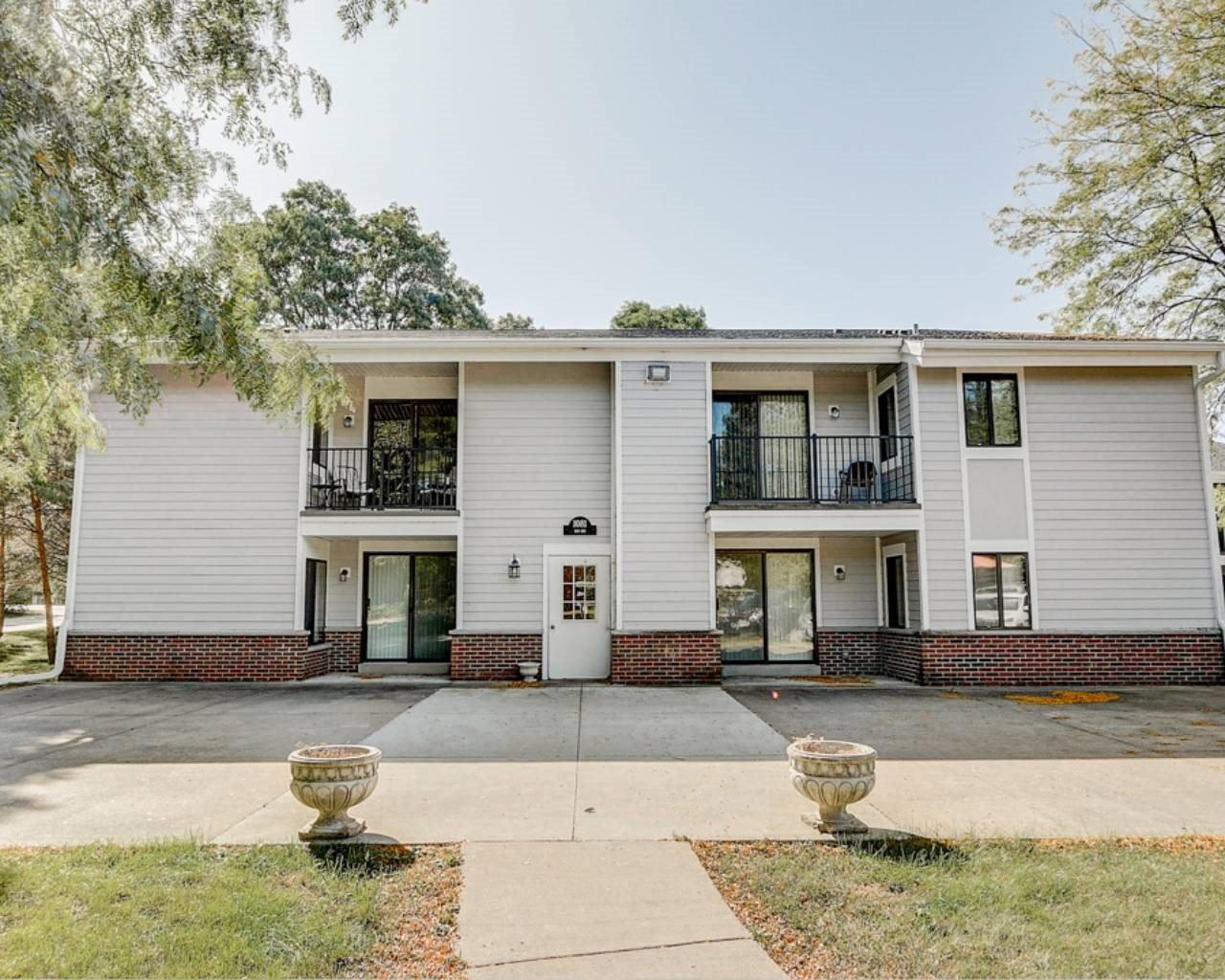1280x1024 Photos and Video of Lake Country Village Apartments in Oconomowoc, WI