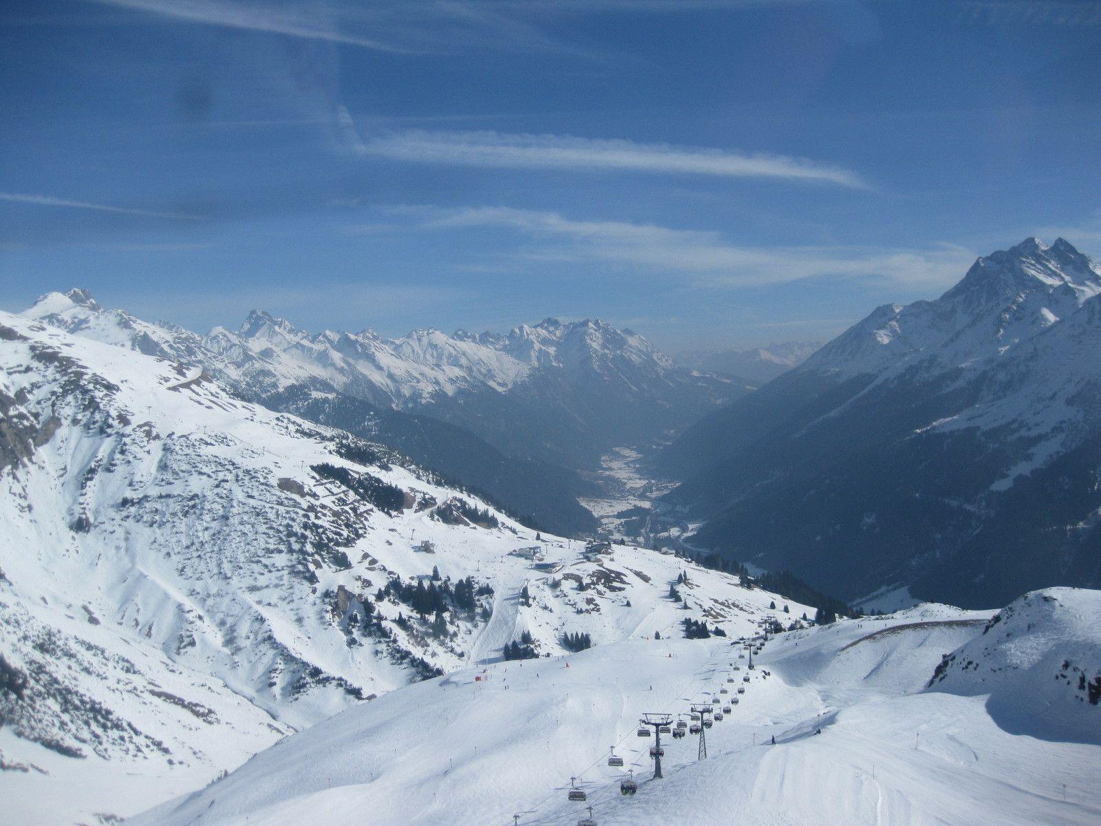 1600x1200 Ski piste in the ski resort of St. Anton, Austria wallpaper