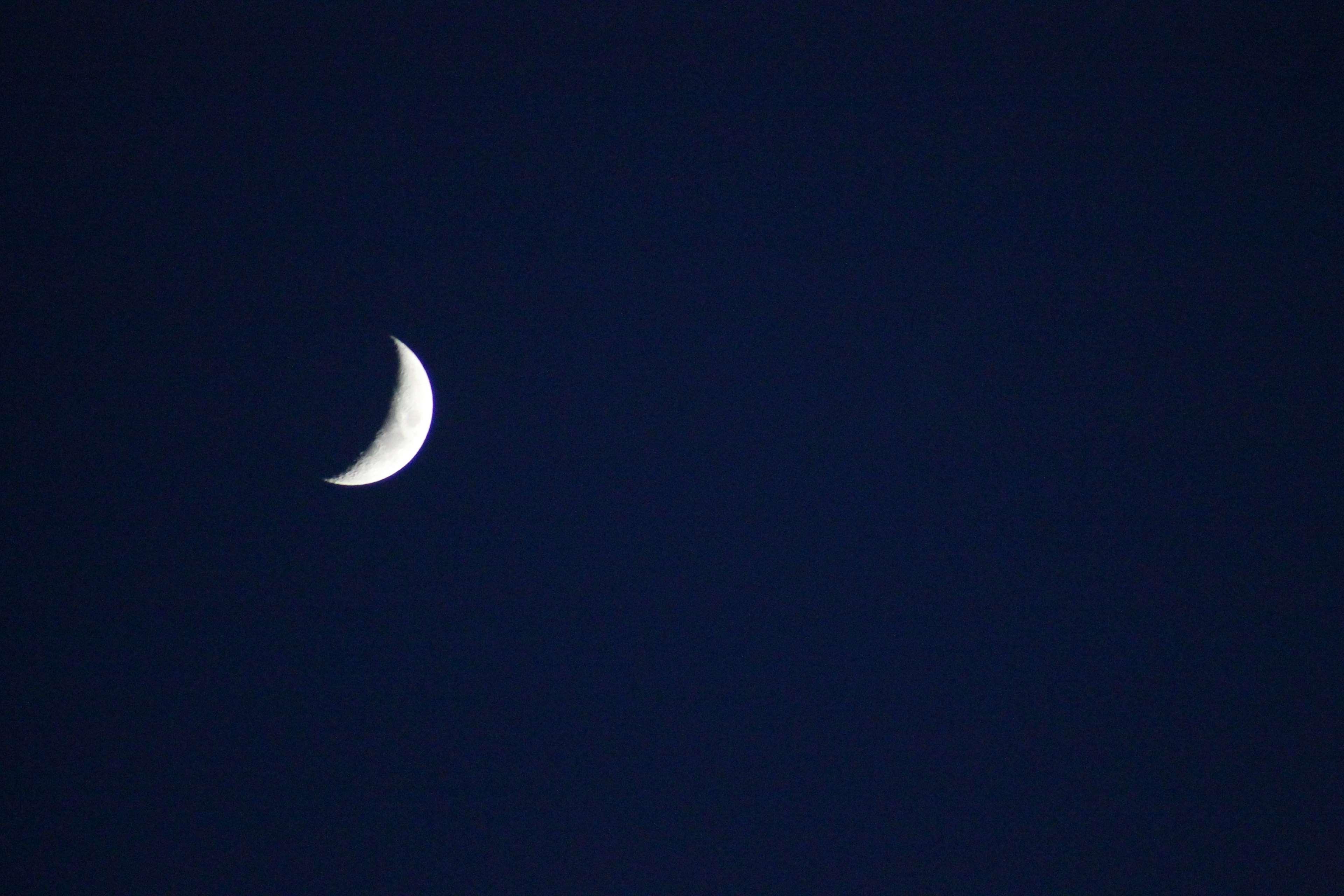 3840x2560 beautiful, blue sky, half moon, sky 4k wallpaper.me!