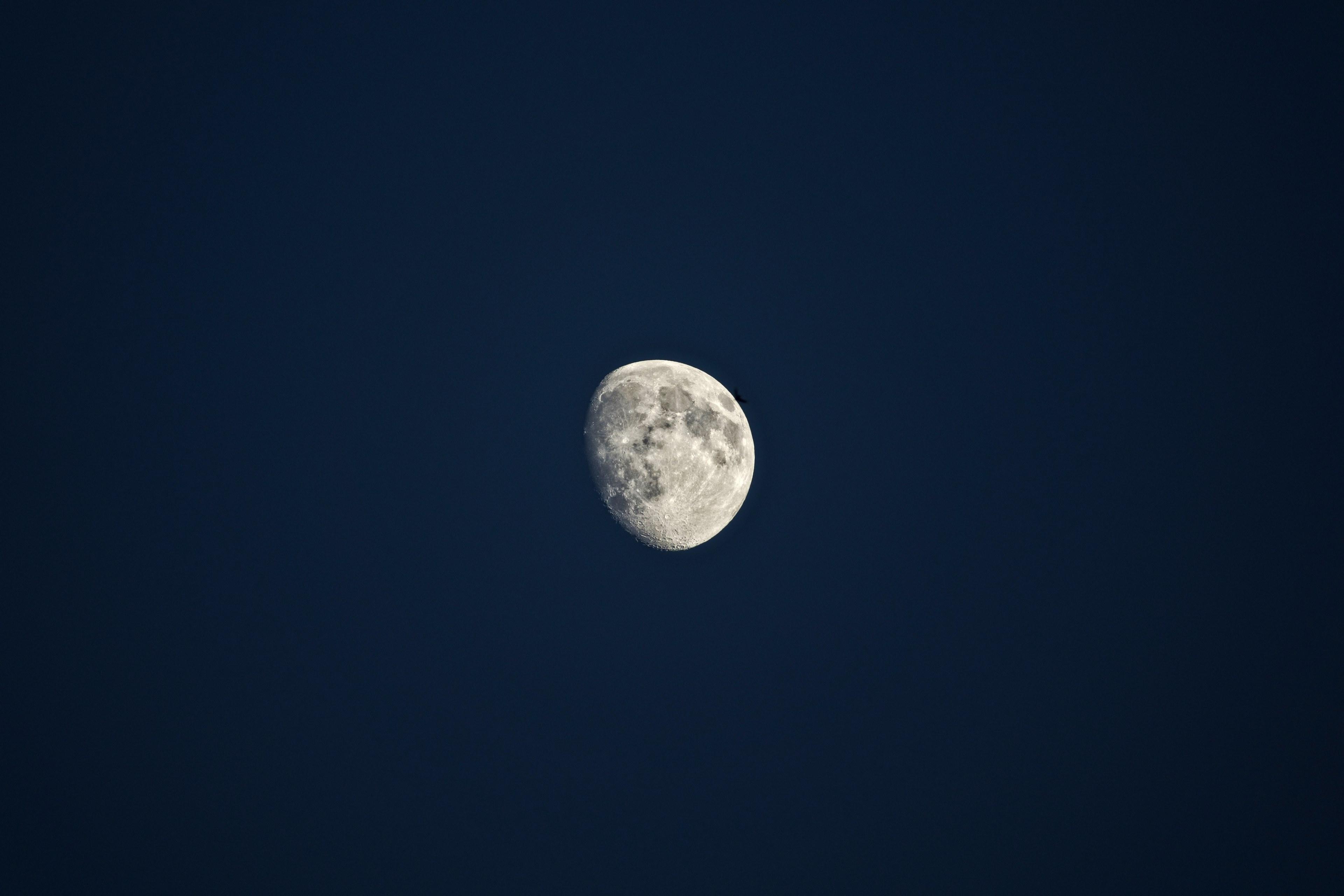 3840x2560 Wallpaper / the moon on the blue sky on a lunar eclipse, eclipsed moon on the night sky 4k wallpaper free download