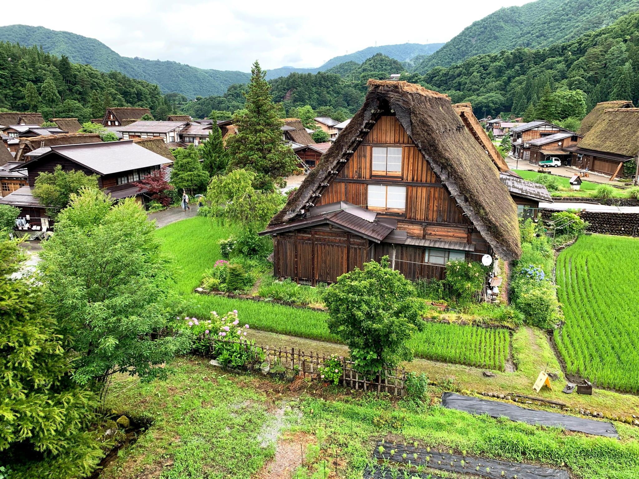 2048x1536 Shirakawa Go: Spend The Night In A Traditional Japanese Thatched House
