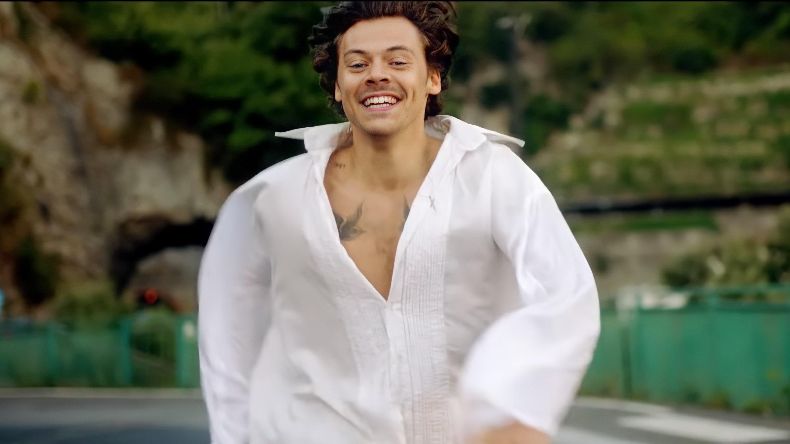 2560x1440 Behind Harry Styles's “Golden” Looks By Steven Stokey Daley