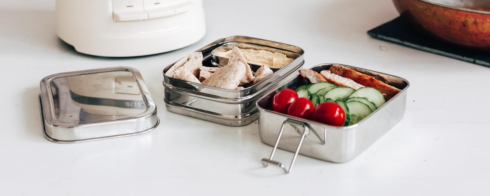 1600x640 Bento box: quick hummus with chicken, pita breads and veggies
