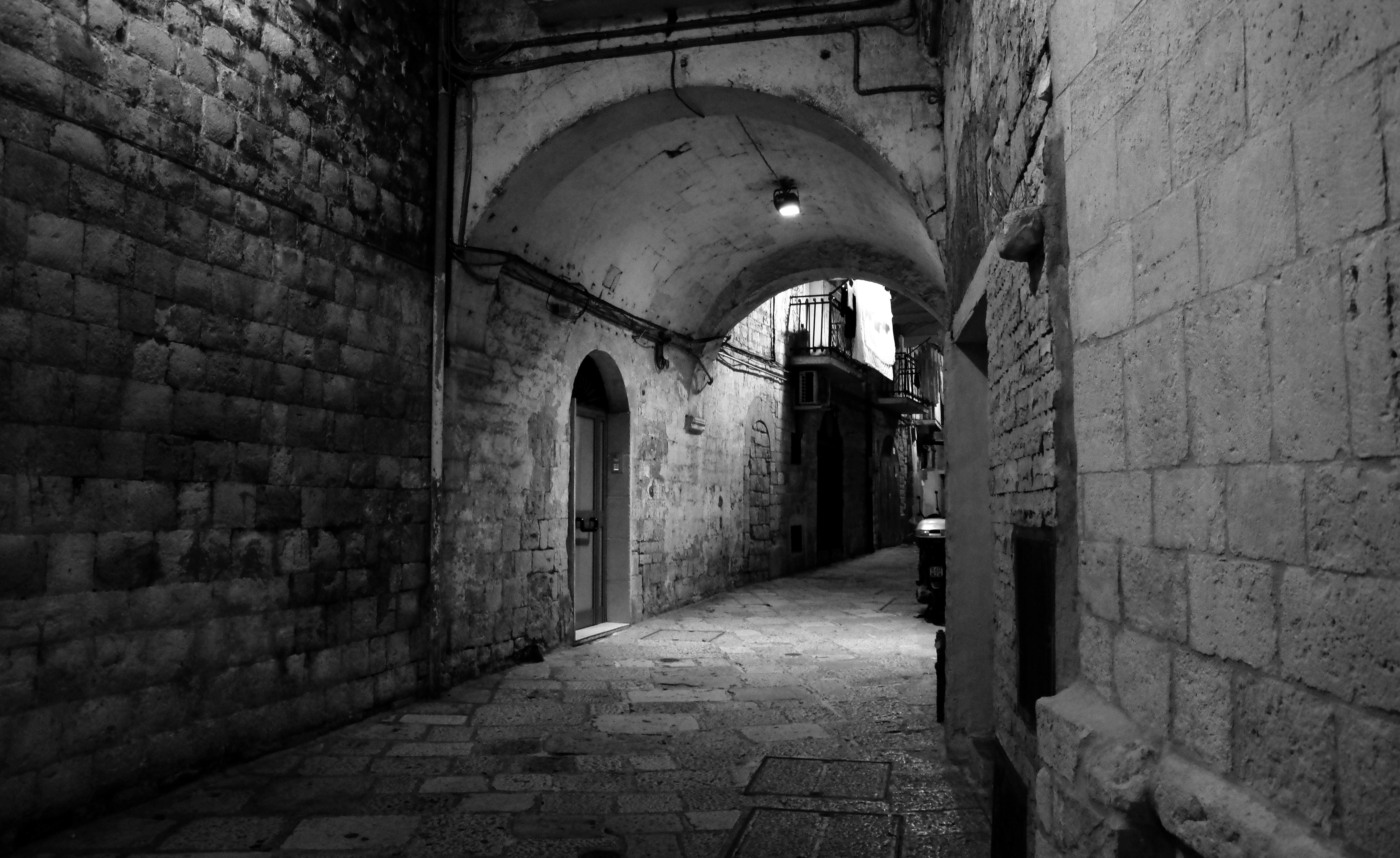 5472x3356 Grayscale Photo of Brick Walled Alley · Free
